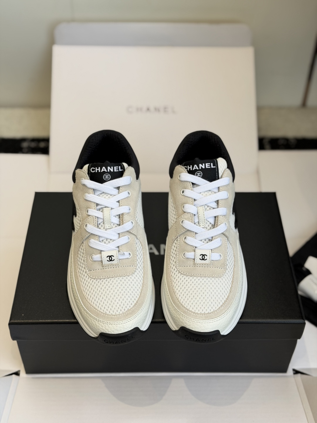 NO:757573,Dongguan purchasing agent grade (official website sync box packaging) CHANEL Chanel 26 newly upgraded panda color casual sports shoes, super beautiful colors, very versatile, super comfortable, full of small fragrance, classic, durable and versatile!  Upper material splicing upper (lambskin, cow suede) b inner breathable mesh fabric Customized original Tpu outsole Size: #35-40 (customized for 40 non-returnable), casual shoes/sports shoes, chanel, chanel, sneakers, sheepskin19860909东莞代购级（官网同步盒包装） CHANEL 香奈儿 26全新升级 熊猫配色 休闲运动鞋 超美的颜色非常百搭 超级舒适 满满的小香风 经典耐看百搭款！ 鞋面用料拼接鞋面(小羊皮,牛反绒）b内里透气网格面料 定制原版Tpu大底 Size:#35-40(40定做不退换),休闲鞋/运动鞋,chanel,chanel,sneakers,sheepskin,Women's Shoes