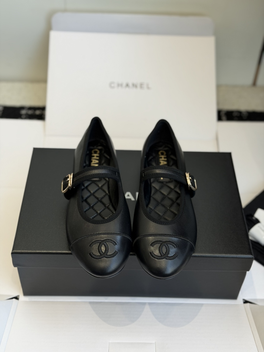 NO:757567,Dongguan purchasing agent grade (official website sync box packaging) Chanel 26ss spring and summer series of ballet Mary Jane shoes are coming in retro styles. The very popular large double C design is handmade and very time-consuming and labor-intensive. The unique outsole double stitching method. The rose red bottom sticker allows you to inadvertently reveal the highlights. The outsole stitching will never come off. The bottom is firm and permanent. The retro is the classic rich C flavor that will be spread forever. The fabric is imported mixed lambskin. The inner suede outsole is exclusively molded Italian genuine leather outsole.  Size#35-40 (40 orders are not returnable),Mary Jane,chanel,mary jane,sheepskin,Leather soles19860909东莞代购级（官网同步盒包装） Chanel 26ss 春夏系列芭蕾舞 玛丽珍单鞋复古款来袭 非常火的大双C设计手工车线非常耗时耗力 独特大底双拼做法 玫红色底贴让你不经意露出亮点大底车线永不脱底牢固永久复古就是经典浓郁C味永久流传 面料进口混种小羊皮 内里小山羊皮大底独家开模意大利真皮大底 Size#35-40（40订做不退换）,玛丽珍,chanel,mary jane,sheepskin,Leather soles,Women's Shoes