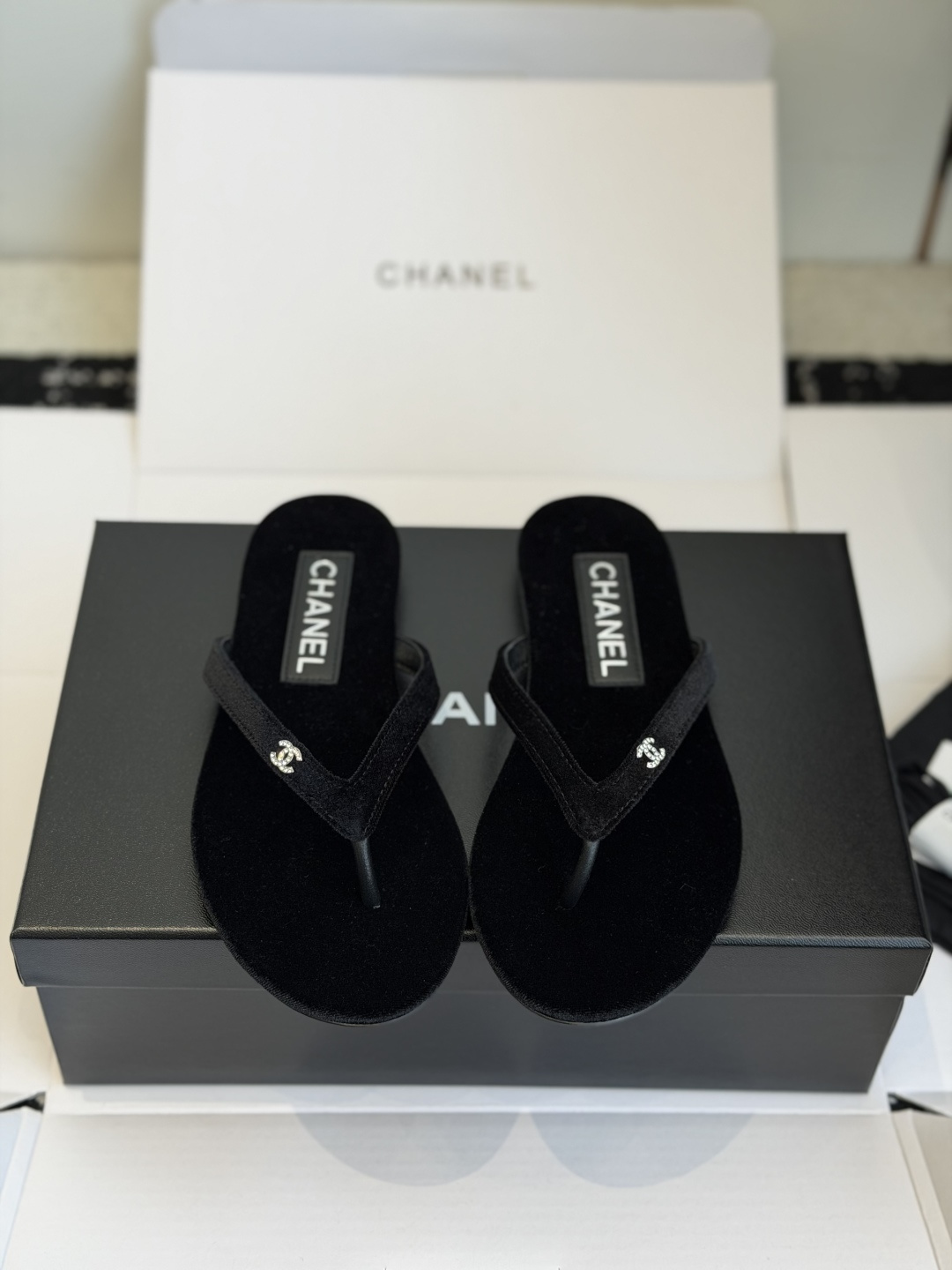 NO:757553,Dongguan purchasing agent grade (official website sync box packaging) Chanel Chanel 26 brand new upgrade classic fake series flip-flops flip-flops Dongguan-made high-definition slippers produced by Xiaoxiang every year are hot sellers!  A must!  A must-have!  Dongguan Xiaoxiang Dance's excellent supply and quality control will definitely surpass all Guangzhou versions on the market!  !  Grandma's 25C early spring vacation series flip-flops are super shiny rhinestone and pearl slippers!  !  A girly girl with a strong little fragrance, age-reducing, elegant, whitening, a must-have for summer!  !  !  This style has two bottoms, both of which are super easy to wear!  One is velvet and the other is leather. Rhinestones match velvet, and pearls match leather. It’s absolutely stunning!  , Xiaoxiang slippers belong to the truly regrettable series!  The styles of shoes are the same every year, but they are popular every year!  !  The classic black angle drag will always be the sales king. The overall design is restrained, the materials and details are unique, and the beauty is out of the ordinary, crazy!  So beautiful that my heart melts!  Chanel is cheating!  High-end and beauty coexist!  Continuing the classic elements of the brand, the iconic double CLOGO is low-key and exquisite, paired with pearls and rhinestones, perfectly demonstrating that slippers can also be exquisite, and inadvertently showing off your taste!  The details are super plus, you will look fashionable no matter what you wear!  !  The material of the shoes is imported lambskin/black velvet. The uppers and the inside of the foot pads are made of high-quality lambskin. Although the leather is expensive, the leather is really good, moisture-absorbent and breathable, making it more comfortable to wear. It is paired with an Italian genuine leather outsole, which has its own safety properties. When you put it on, you will notice that it is more expensive than others and is higher-end than others!  !  [Don’t be picky about your foot shape] The classic angle slippers design makes your feet look slimmer!  This shoe is friendly to all types of feet and styles. It can be worn on skinny feet and fleshy feet. It can be paired with any clothes to give it a casual and refined temperament!  !  Xiaoxiang is the eternal god in the summer matching world!  !  It can be worn casually or sportily. It looks high-end when worn with skirts or pants. It also looks great with a suit jacket. In the cool weather of autumn, you can wear it with stockings underneath. You can wear it as you like, and it will look good no matter how you wear it!  !  The feet are decorated with Swarovski rhinestones and Swarovski pearls. The blingbling Swarovski rhinestones are dazzling and dazzling. Every moment is a beautiful feeling!  !  As the highest-grade crystal diamond among Swarovski rhinestones, it is very full and transparent. It is crystal clear and dazzling from all angles!  !  Each rhinestone is cleverly polished into dozens of facets and has excellent refraction ability for light, making it look dazzling anytime and anywhere!  !  Lambskin upper, black velvet, lambskin for feet, black velvet, genuine leather outsole, Size35-40 (40 custom made, non-refundable), split-toe shoes, chanel, chanel, stuart weitzman, swarovski, slippers, skirts, jackets & coats, business suit, sheepskin, Leather soles19860909东莞代购级（官网同步盒包装） Chanel香奈儿26全新升级 经典假系列夹脚拖鞋 人字拖 莞产高定 小香每年出的拖鞋都是爆款！必备！人手必备！东莞小香舞蹈货源牛的一逼的品质把控实物绝对完爆市面所有广州版本！！香奶奶25C早春度假系列夹脚拖鞋超闪水钻珍珠款拖鞋！！浓浓的小香风少女、减龄、优雅,显白、夏日必备！！！ 这个款有两个底,都超级好穿！一个是丝绒底一个是真皮底,水钻搭配丝绒,珍珠搭配皮底,简直绝了呀！,小香拖鞋是属于名副其实的不入就后悔系列！每年的鞋型款式都差不多,但就是每年都火！！而经典黑色夹角拖永远的销量之王.整体设计内敛,用料和细节别具一格,美貌出圈了,疯了！美到我心巴上！ 香奈儿开挂了！高级与美貌并存！延续品牌经典元素,标志性双Clogo低调又精致,搭配珍珠水钻,完美诠释拖鞋也可以精致,不经意间彰显品味！细节超加分,随便一穿都是时髦精！！ 鞋子材质采用进口小羊皮/黑色天鹅绒,鞋面垫脚内里都是上等的小羊皮材质,虽然皮料都很贵,但皮质真的好,吸湿又透气,越穿越舒服,搭配意大利真皮大底,自带**属性,上脚一看就比别人家贵比别人家上档次的那种！！【不挑脚型】经典的夹角拖鞋设计,上脚巨显瘦！这款鞋子对各种脚型和风格都很友好,瘦脚肉脚都能穿,随意搭配什么衣服都有一种随性且精致的气质！！ 小香夏日搭配界永远的神！！可休闲可运动,配裙子或者裤子穿都是满满的高级感,也可以搭西装外套也超级好看,秋天天凉里面穿个长筒袜也是完全可以hold住的,随心所欲,怎么搭都好看！！ 夹脚处点缀施华洛世奇水钻、施华洛世奇珍珠,blingbling的施华洛水钻,璀璨夺目,每一瞬间,都是美好的感觉！！作为Swarovski水钻中,等级最高的晶钻,它非常饱满通透,各个角度看都晶莹剔透,耀目美钻！！每一颗水钻都巧妙地被打磨成数十个切割面,对光线有极好的折射能力,何时何地看起来都熠熠生辉！！ 鞋面小羊皮 黑色天鹅绒 垫脚小羊皮 黑色天鹅绒 鞋底真皮大底 Size35-40（40订做不退换）,分趾鞋,chanel,chanel,stuart weitzman,swarovski,slippers,skirts,jackets & coats,business suit,sheepskin,Leather soles,Women's Shoes