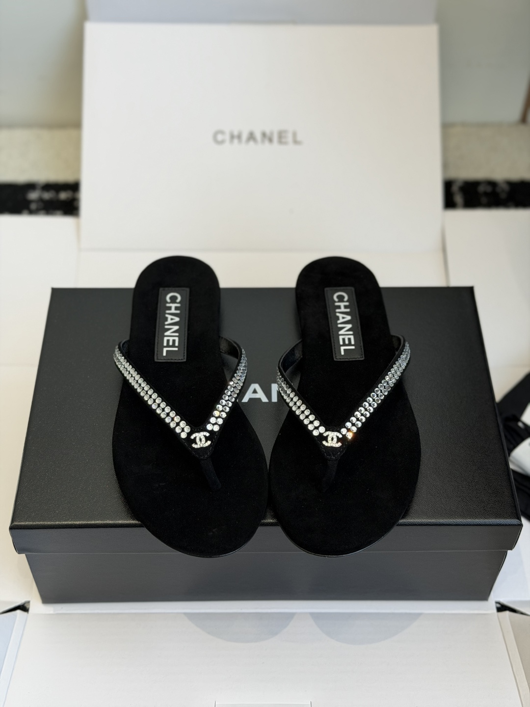 NO:757562,Dongguan purchasing agent grade diamond model (official website synchronized box packaging) Chanel Chanel 26 brand new upgrade classic fake series flip-flops, Dongguan high-end slippers Xiaoxiang's slippers every year are hot sellers!  A must!  A must-have!  Dongguan Xiaoxiang Dance's excellent supply and quality control will definitely surpass all Guangzhou versions on the market!  !  Grandma's 26C early spring vacation series flip-flop slippers with super sparkling rhinestones and pearls!  !  A girly girl with a strong little fragrance, age-reducing, elegant, whitening, a must-have for summer!  !  !  This style has two bottoms, both of which are super easy to wear!  One is velvet and the other is leather. Rhinestones match velvet, and pearls match leather. It’s absolutely stunning!  , Xiaoxiang slippers belong to the truly regrettable series!  The styles of shoes are the same every year, but they are popular every year!  !  The classic black angle drag will always be the sales king. The overall design is restrained, the materials and details are unique, and the beauty is out of the ordinary, crazy!  So beautiful that my heart melts!  Chanel is cheating!  High-end and beauty coexist!  Continuing the classic elements of the brand, the iconic double CLOGO is low-key and exquisite, paired with pearls and rhinestones, perfectly demonstrating that slippers can also be exquisite, and inadvertently showing off your taste!  The details are super plus, you will look fashionable no matter what you wear!  !  The material of the shoes is imported lambskin/black velvet. The uppers and the inside of the foot pads are made of high-quality lambskin. Although the leather is expensive, the leather is really good, moisture-absorbent and breathable, making it more comfortable to wear. It is paired with an Italian genuine leather outsole, which has its own safety properties. When you put it on, you will notice that it is more expensive than others and is higher-end than others!  !  [Don’t be picky about your foot shape] The classic angle slippers design makes your feet look slimmer!  This shoe is friendly to all types of feet and styles. It can be worn on skinny feet and fleshy feet. It can be paired with any clothes to give it a casual and refined temperament!  !  Xiaoxiang is the eternal god in the summer matching world!  !  It can be worn casually or sportily. It looks high-end when worn with skirts or pants. It also looks great with a suit jacket. In the cool weather of autumn, you can wear it with stockings underneath. You can wear it as you like, and it will look good no matter how you wear it!  !  The feet are decorated with Swarovski rhinestones and Swarovski pearls. The blingbling Swarovski rhinestones are dazzling and dazzling. Every moment is a beautiful feeling!  !  As the highest-grade crystal diamond among Swarovski rhinestones, it is very full and transparent. It is crystal clear and dazzling from all angles!  !  Each rhinestone is cleverly polished into dozens of facets and has excellent refraction ability for light, making it look dazzling anytime and anywhere!  !  Lambskin upper, black velvet, lambskin for feet, black velvet, genuine leather outsole, Size35-40 (40 custom made, non-refundable), split-toe shoes, chanel, chanel, stuart weitzman, swarovski, slippers, skirts, jackets & coats, business suit, sheepskin, Leather soles19860909东莞代购级钻款（官网同步盒包装） Chanel香奈儿26全新升级 经典假系列夹脚拖鞋 人字拖 莞产高定 小香每年出的拖鞋都是爆款！必备！人手必备！东莞小香舞蹈货源牛的一逼的品质把控实物绝对完爆市面所有广州版本！！香奶奶26C早春度假系列夹脚拖鞋超闪水钻珍珠款拖鞋！！浓浓的小香风少女、减龄、优雅,显白、夏日必备！！！ 这个款有两个底,都超级好穿！一个是丝绒底一个是真皮底,水钻搭配丝绒,珍珠搭配皮底,简直绝了呀！,小香拖鞋是属于名副其实的不入就后悔系列！每年的鞋型款式都差不多,但就是每年都火！！而经典黑色夹角拖永远的销量之王.整体设计内敛,用料和细节别具一格,美貌出圈了,疯了！美到我心巴上！ 香奈儿开挂了！高级与美貌并存！延续品牌经典元素,标志性双Clogo低调又精致,搭配珍珠水钻,完美诠释拖鞋也可以精致,不经意间彰显品味！细节超加分,随便一穿都是时髦精！！ 鞋子材质采用进口小羊皮/黑色天鹅绒,鞋面垫脚内里都是上等的小羊皮材质,虽然皮料都很贵,但皮质真的好,吸湿又透气,越穿越舒服,搭配意大利真皮大底,自带**属性,上脚一看就比别人家贵比别人家上档次的那种！！【不挑脚型】经典的夹角拖鞋设计,上脚巨显瘦！这款鞋子对各种脚型和风格都很友好,瘦脚肉脚都能穿,随意搭配什么衣服都有一种随性且精致的气质！！ 小香夏日搭配界永远的神！！可休闲可运动,配裙子或者裤子穿都是满满的高级感,也可以搭西装外套也超级好看,秋天天凉里面穿个长筒袜也是完全可以hold住的,随心所欲,怎么搭都好看！！ 夹脚处点缀施华洛世奇水钻、施华洛世奇珍珠,blingbling的施华洛水钻,璀璨夺目,每一瞬间,都是美好的感觉！！作为Swarovski水钻中,等级最高的晶钻,它非常饱满通透,各个角度看都晶莹剔透,耀目美钻！！每一颗水钻都巧妙地被打磨成数十个切割面,对光线有极好的折射能力,何时何地看起来都熠熠生辉！！ 鞋面小羊皮 黑色天鹅绒 垫脚小羊皮 黑色天鹅绒 鞋底真皮大底 Size35-40（40订做不退换）,分趾鞋,chanel,chanel,stuart weitzman,swarovski,slippers,skirts,jackets & coats,business suit,sheepskin,Leather soles,Women's Shoes