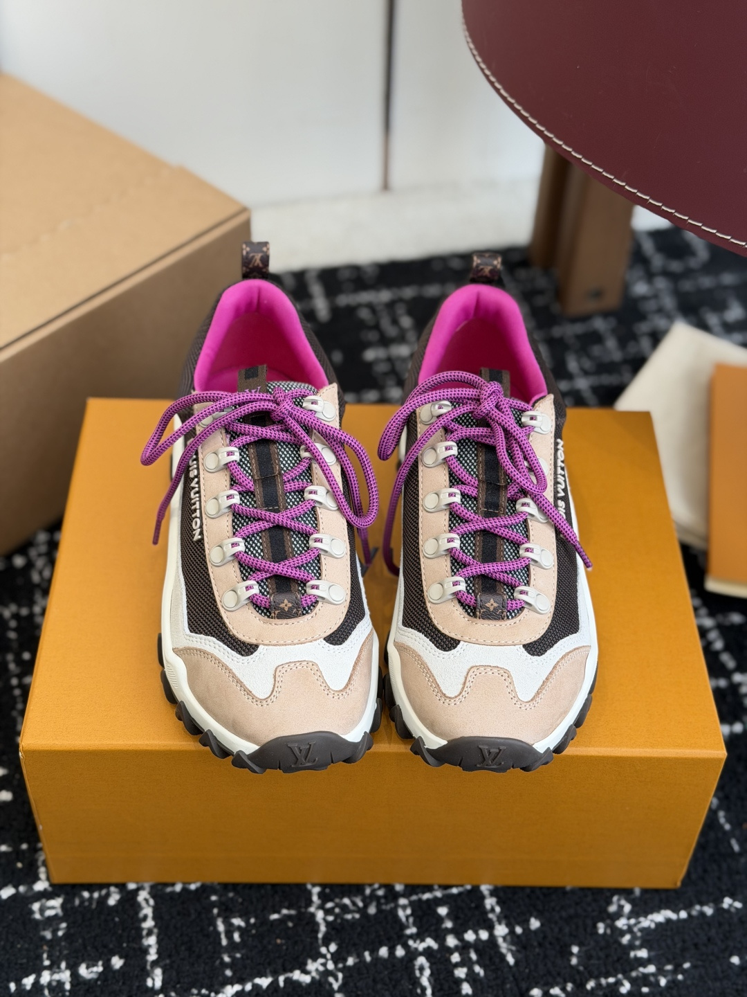 NO:757538,Dongguan purchasing agent level (official website synchronized box packaging) LOUIS VUITTON Louis Vuitton 26ss spring style official synchronized donkey brand spring and summer latest sports shoes LV daddy shoe series, many celebrities and Internet celebrities have planted grass. Original purchase and development. The sports shoes combine mesh fabrics and ribbons and other technical materials to interpret the inspiration of traditional mountaineering shoes. The LV letters are written on one side, and the lasso buckle of the quick lacing system is embellished with Monogram  Flowers and Louis Vuitton logo, light and wear-resistant rubber outsole complete the whole body. Imported customized technical fabric + mesh. Customized breathable mesh lining. Original molded combination outsole, 4CM thick, Size35-40 (40 custom made, non-refundable), casual shoes/sports shoes, louis vuitton, louis vuitton, louis vuitton, louis vuitton, sneakers19860909东莞代购级（官网同步盒包装） LOUIS VUITTON路易威登 26ss 开春款 官方同步 驴牌春夏最新款 运动鞋 Lv老爹鞋系列超多明星网红种草 原版购入开发 运动鞋融合网格面料和饰带等科技材质,演绎传统登山鞋的灵感启发. LV 字母抒写于一侧,快速系带系统的套索扣点缀 Monogram 花卉和路易威登标识,轻盈耐磨的橡胶外底完善整体 进口定制科技面料+网面 定制透气网里 原版开模组合大底底厚4CM Size35-40（40订做不退换）,休闲鞋/运动鞋,louis vuitton,louis vuitton,louis vuitton,louis vuitton,sneakers,Women's Shoes