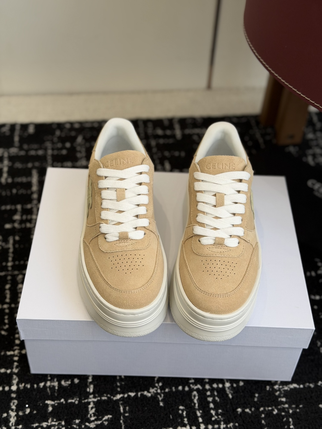 NO:757543,Purchasing agent CELINE Celine new color CELINE RUNNER sports shoes with CELINE logo on the tongue and back of the shoe CELINE logo embossed on the back and side of the shoe Thick-soled bread shoes 2026 spring and summer new women's Arc de Triomphe logo laces are simple and comfortable, clean and neat, increase the height and show the slim legs Whether worn alone or paired with wide-leg pants, high street and retro together to make CELINE girls Original imported cowhide uppers Original lining Original open-molded Tpu outsole  Size#35-41 (40 41 customization is non-returnable and non-exchangeable), casual shoes/sports shoes, celine, celine, sneakers, cowhide19860909代购级 CELINE思琳赛琳 新色 CELINE RUNNER 动鞋鞋舌和鞋后帮饰有CELINE标志运动鞋 鞋后帮和侧面压印CELINE标志 厚底面包鞋2026春夏新款女凯旋门徽标系带简单舒服,干净利落,增高显腿细 无论是单穿还是搭配阔腿裤,高街又复古一起来做CELINE女孩 鞋面原版进口牛皮 内里原版内里 大底原版开模Tpu大底 Size#35-41（40 41定制不退不换）,休闲鞋/运动鞋,celine,celine,sneakers,cowhide,Women's Shoes