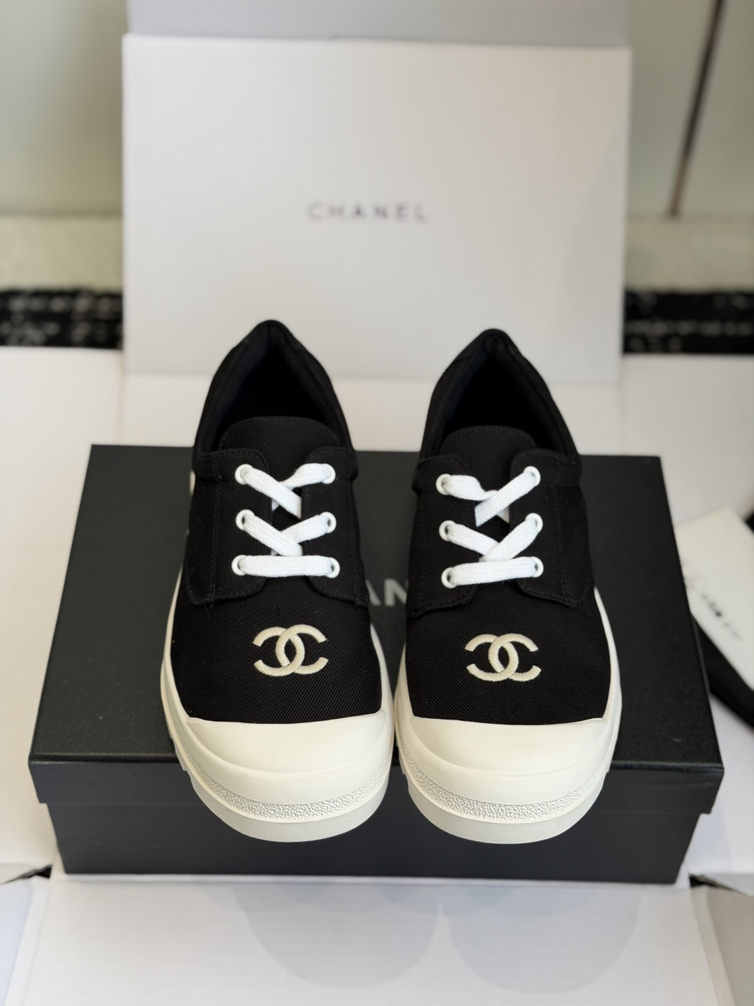 NO:757548,Dongguan purchasing agent Chanel Vintage second-hand thick-soled canvas shoes, casual shoes, large-toe shoes, the same style as Mizuhara Kiko, the round toe is very cute, and the chanel logo is cute and rusty. The double C logo uses three-dimensional electric embroidery technology. No matter from which angle, a three-dimensional pattern will appear. The visual effect is very eye-catching. The panda color matching is also very pleasing. The thick sole is easy to wear and has a height-increasing effect.  Although it is not a new season, it is definitely Xiaoxiang's classic. This is the look of orthodox Chanel. The simple design is very good when worn casually. You really don't have to worry about how to match these canvas shoes when you go out on the street. They are just casual and free style. The upper is made of custom canvas, and the fabric texture is very good. The lining is also made of canvas. The insole and heel are made of 2cm thickened foam and leather, which feels soft under the feet. The outsole is exclusively molded and the rubber outsole is filled with PU water. The heel height is 3CM.  Size35-40 (40-41 custom-made, non-returnable), casual shoes/sports shoes, chanel, sneakers19860909东莞代购级 Chanel Vintage中古厚底帆布鞋休闲鞋大头鞋 水原希子同款,鞋头圆圆的非常可爱,配上chanel logo又可爱又飒,双C标志采用立体电绣工艺,无论从哪个角度看,都会呈现一个立体图案,视觉效果非常醒目熊猫配色也是非常讨喜,厚底好穿还有增高效果 虽说不是当季新款,但绝对是小香的经典之作,这就是正统Chanel的模样,简约的设计随便一穿就很赞,这种帆布鞋出街真的不用费心去想怎么搭配,就是随性洒脱的风格 鞋面定制帆布打造,布料纹理非常好 内里同样采用帆布料,鞋垫脚跟处采用2cm的加厚泡棉和皮质贴合,脚感柔软 大底独家开模橡胶大底内灌pu水台 跟高3CM Size35-40（40 41订做不退换）,休闲鞋/运动鞋,chanel,sneakers,Women's Shoes