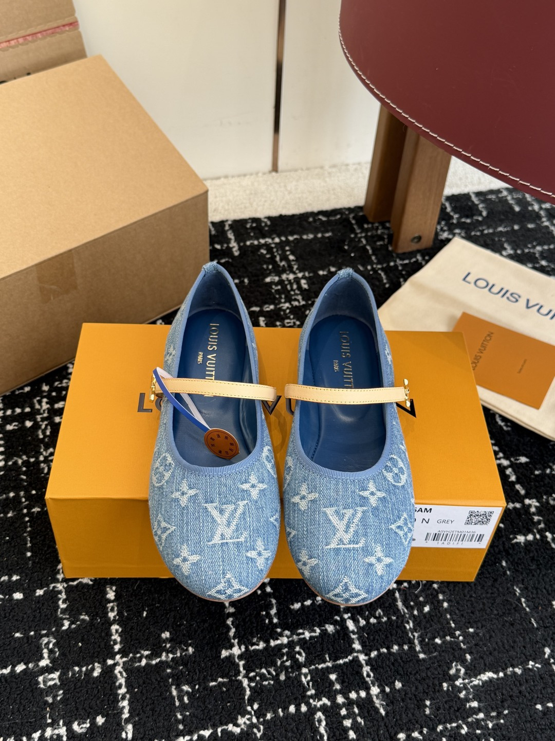NO:757580,Dongguan purchasing grade (official website synchronization box packaging) The top-quality LV Mary Janes produced in Dongguan are coming. Newly upgraded Louis Vuitton Louis Vuitton Mary Jane fashion flat ballet shoes. They have appeared on the feet of many famous models in spring and autumn shows. Simple and elegant, very versatile. The upper is made of original cowhide, embellished with LV colorful presbyopia logo, breathable, comfortable and wear-resistant. The one-line strap design perfectly fits the instep, which not only increases the stability of the shoe, but also cleverly modifies the foot shape.  It reflects bright light under the light, just like the stars of the Milky Way gathered here. The shape of the hardware buckle is simple and smooth, and the LV logo is eye-catching and exquisite, which fully demonstrates the luxury texture and unique charm of the brand. Gently buckling it seems to open the door to the fashion palace. From strolling on the streets of the bustling city to the elegant moment of romantic date to the bright stage of the sparkling party, it is your perfect partner. Pair it with a simple dress to show your gentle temperament.  When you meet a retro plaid skirt, you will collide with playful and sweet sparks. It is not only a pair of shoes, but also an expression of fashion attitude, making you a unique fashion protagonist in every moment. The fabric is made of original customized materials, the inner pads are all sheepskin, and the genuine leather outsole imported from Italy Size35-40 (40 orders are not returnable), ballet shoes, louis vuitton, louis vuitton, louis vuitton, mary  jane,skirts,cowhide,sheepskin,Leather soles19860909东莞代购级（官网同步盒包装） 莞产顶级LV玛丽珍来袭 全新升级 Louis Vuitton 路易威登 玛丽珍时装平底芭蕾舞鞋 春秋秀场出镜超多名模上脚 简约大方非常百搭 鞋面采用原版牛皮,LV彩色老花标识点缀,透气舒适耐磨 一字搭带设计完美贴合足背 既增添了鞋子的稳定性 又巧妙修饰脚型 在光线下折射出璀璨光芒 宛如银河繁星汇聚于此 . 五金扣造型简洁流畅 LV标识醒目而精致 将品牌的奢华质感与独特魅力展现得淋漓尽致 . 轻轻扣上仿佛开启了通往时尚殿堂的大门 . 从繁华都市的街头漫步 到浪漫约会的优雅时刻 再到闪耀派对的璀璨舞台 都是你的绝佳拍档 搭配简约连衣裙 尽显温婉气质 与复古格纹短裙相遇 则碰撞出俏皮甜美的火花 . 它不仅是一双鞋更是一种时尚态度的表达 让你在每一个瞬间成为独一无二的时尚主角 . 面料采用原版定制材质 内里垫脚均为羊皮 意大利进口真皮大底 Size35-40（40订做不退换）,芭蕾舞鞋,louis vuitton,louis vuitton,louis vuitton,mary jane,skirts,cowhide,sheepskin,Leather soles,Women's Shoes