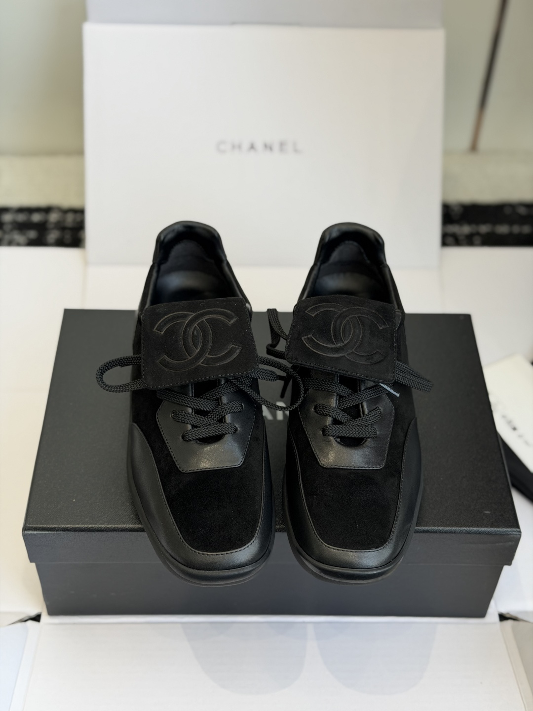 NO:757575,Dongguan purchasing agent Chanel Vintage second-hand thick sole casual shoes big toe shoes, the same style as Kiko Mizuhara, the square toe is very cute, and the chanel logo is cute and rustic. The double C logo uses three-dimensional electric embroidery technology. No matter from which angle it is viewed, a three-dimensional pattern will appear. The visual effect is very eye-catching and the color matching is also very pleasing. The thick sole is easy to wear and has a height-increasing effect.  Although it is not a new season, it is definitely Xiaoxiang's classic. This is the look of orthodox Chanel. The simple design is very good when worn casually. You really don't have to worry about how to match these canvas shoes when you go out on the street. They are just casual and free style. The upper is made of custom suede and the texture is very good. The lining is also made of sail sheepskin. The heel of the insole is made of 2cm thickened foam and leather, which makes the foot feel soft. The sole is exclusively molded and the rubber outsole is filled with PU water platform.  Heel height 3CM Size 35-40 (40 is custom-made and non-returnable), casual shoes/sports shoes, chanel, sneakers, sheepskin, chamois leather19860909东莞代购级 Chanel Vintage中古厚底 休闲鞋大头鞋 水原希子同款,方鞋头非常可爱,配上chanel logo又可爱又飒,双C标志采用立体电绣工艺,无论从哪个角度看,都会呈现一个立体图案,视觉效果非常醒目配色也是非常讨喜,厚底好穿还有增高效果 虽说不是当季新款,但绝对是小香的经典之作,这就是正统Chanel的模样,简约的设计随便一穿就很赞,这种帆布鞋出街真的不用费心去想怎么搭配,就是随性洒脱的风格 鞋面定制麂皮打造,纹理非常好 内里同样采用帆羊皮 鞋垫脚跟处采用2cm的加厚泡棉和皮质贴合,脚感柔软 大底独家开模橡胶大底内灌pu水台 跟高3CM Size35-40（40 订做不退换）,休闲鞋/运动鞋,chanel,sneakers,sheepskin,chamois leather,Women's Shoes
