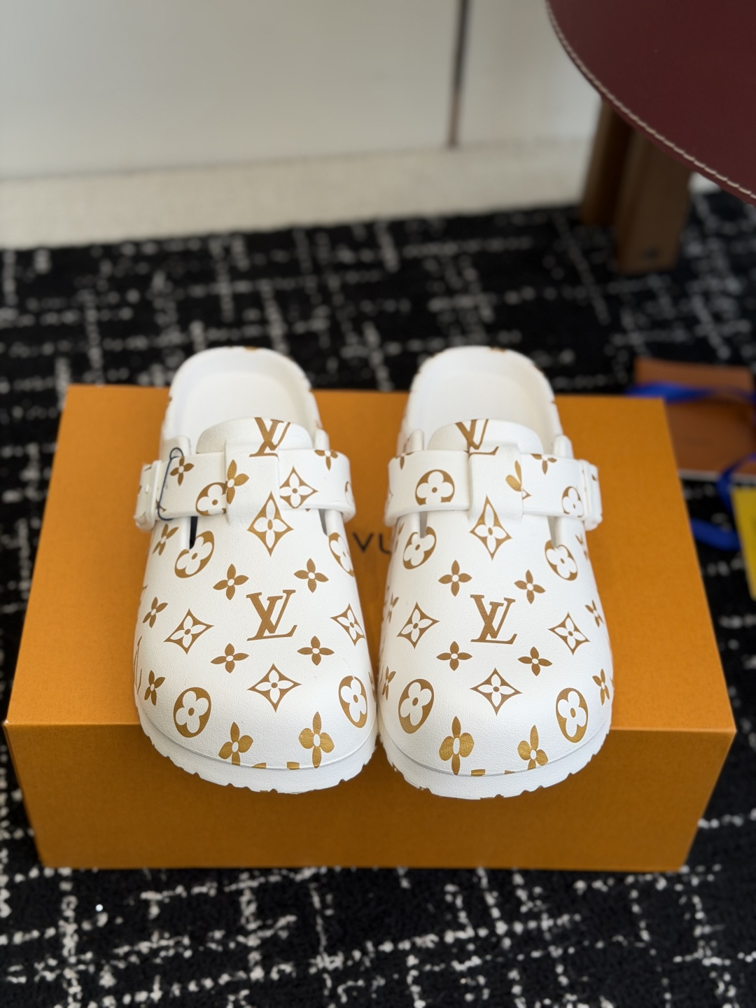 NO:757570,Purchasing agent level louis vuitton Lv jelly couple style Birkenstock shoes casual drag I'm attracted to it. It took me a long time to find the goods. It's really hard to find a pair of shoes. They are really good-looking. My sisters sent them to me. Beautiful packaging at the delivery counter. Full Eva foam material. Feels like stepping on shit. Super light. Size 35-44 for men and women, half drag, louis vuitton, louis vuitton19860909代购级 louis vuitton Lv 果冻 情侣款 勃肯鞋 休闲 拖 我就心动了 代购找很久才买到货,真的一鞋难求,真的超级好看,姐妹们给我冲 配送专柜精美包装 全Eva发泡材质 踩屎感 超级轻便 Size35-44 男女,半拖,louis vuitton,louis vuitton,Women's Shoes