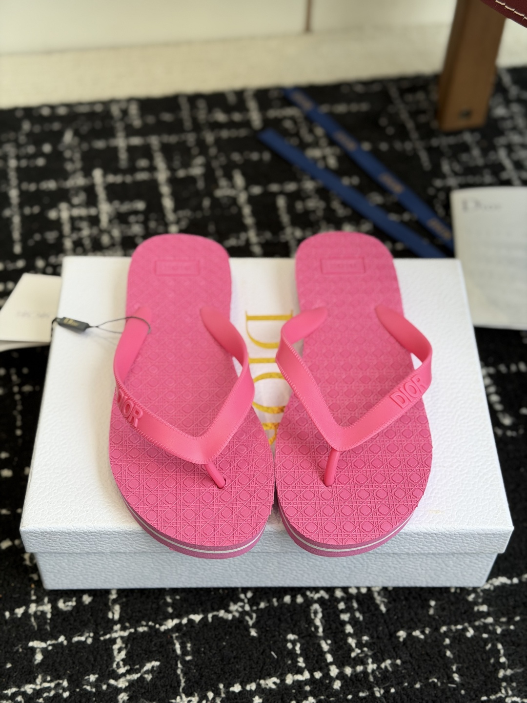 NO:757565,Purchasing agent Dior Dior 26 new arrival beach flip-flop herringbone slippers. Designed to be taller and more comfortable, suitable for long-term wear. The soles are non-slip and are OK for daily outings or vacations at the beach! Dresses and casual pants can be easily controlled. It is a must-have item in spring and summer. It is fashionable and practical, and can easily improve the texture of your outfit. Size35-40 (40 is custom-made and non-returnable), split-toe shoes, dior, dior, slippers, skirts19860909代购级 Dior 迪奥 26 new arrival 沙滩 夹脚 人字 拖鞋  设计增高又舒适,适合长时间穿着.鞋底防滑,日常出街或度假 海边游玩都很OK!裙装休闲裤都能轻松驾驭,春夏季节必备单品,时尚又实用,轻松提升穿搭质感 Size35-40（40 定做不退换),分趾鞋,dior,dior,slippers,skirts,Women's Shoes