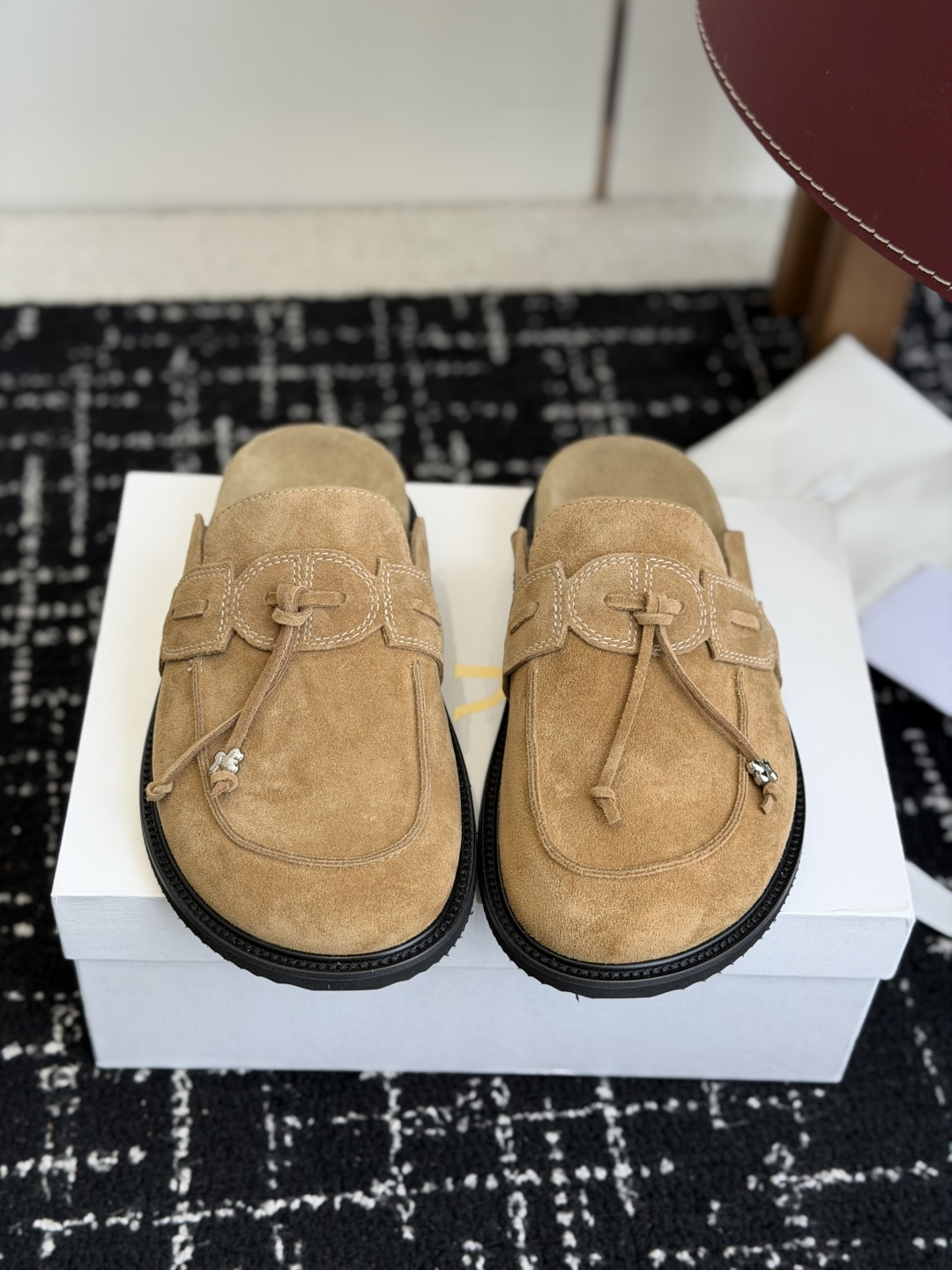 NO:758327,Purchasing agent new 26ss spring and summer new Therow Birkenstock slippers. Minimalism is high-end, a must-have for lazy people. I fell in love with this pair of shoes at first sight. The consistent minimalist style, no logo embellishment, minimalist to the extreme!  The comfort level is also full, and I don’t want to take it off when I put it on my feet. It’s so comfortable!  The fabric is high mercerized and thickened cow suede, and the inner padding is cow suede, keeping your feet warm and feeling soft!  Size35-41 (40 and 41 are custom-made and cannot be returned or exchanged), semi-trailers, slippers19860909代购级 新款 26ss 春夏新款 Therow 勃肯拖鞋  极简便是高级,懒人必备,第一眼看到这双鞋旧爱上,一贯的极简风,没有logo点缀,极简到极致！ 舒适度也是拉满,上脚就不想脱 真的太太太太舒服了！ 面料高丝光加厚牛反绒,内里垫脚牛反绒 ,保暖脚感软！ Size35-41（40 41订做不退换）,半拖,slippers,Women's Shoes