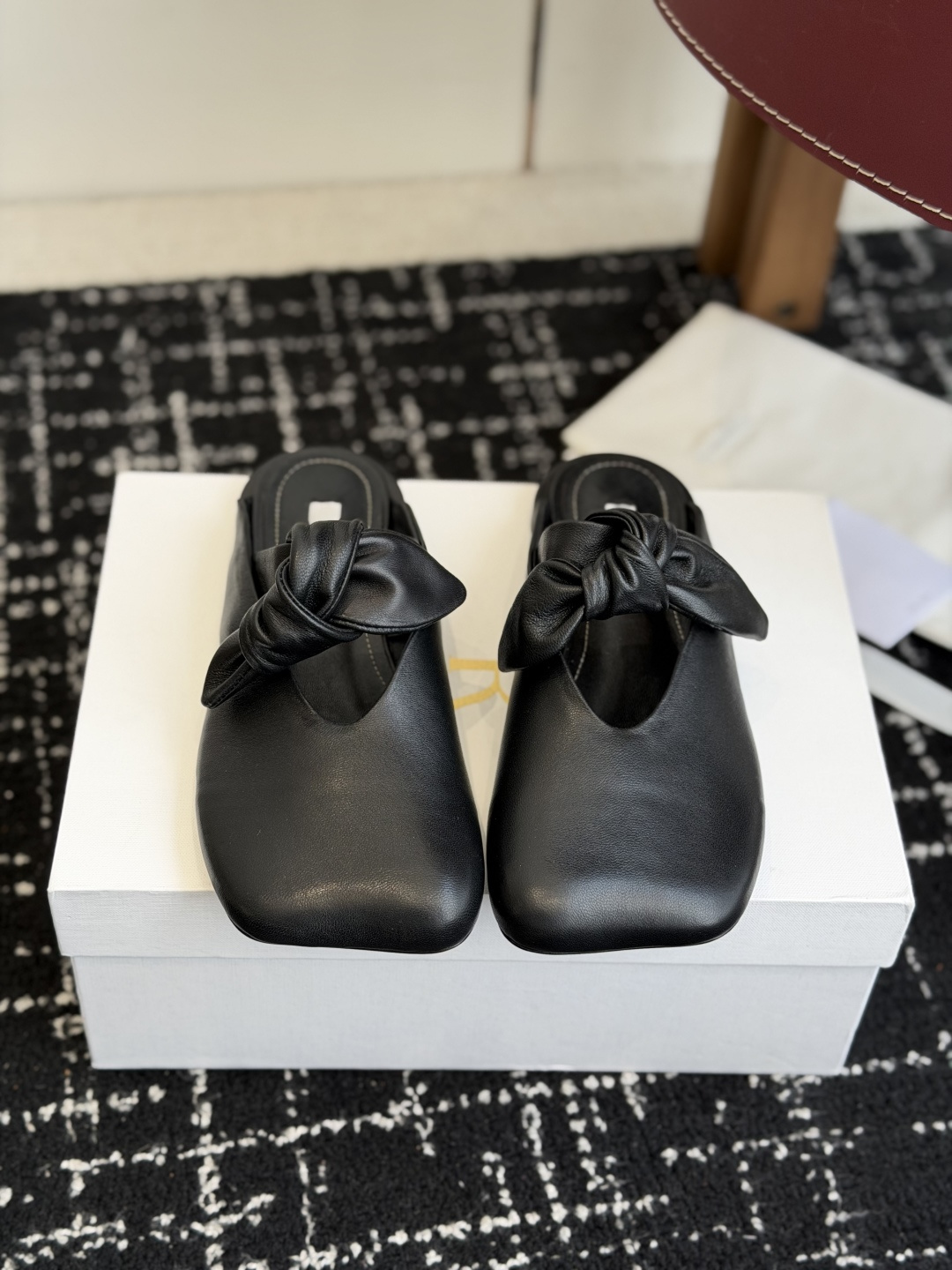 NO:758320,Purchasing-grade slippers 279 Shoes therow 2026 new autumn and winter minimalist special-shaped square toe half slippers loafers single shoes The Row's new season design continues minimalism New Canal slip-on flats Cloud-like soft shoe body combines high-quality texture and ease of wear The shoe shape still uses the simplest tones and tailoring to create the most advanced texture Elegant and comfortable Imported sheepskin Sheepskin lining Sheepskin insole  Italian genuine leather outsole Size 35-41 (40.41 custom-made, non-refundable), semi-trailers, loafers, flats, slippers, sheepskin, Leather soles19860909代购级拖279 单鞋 therow 2026 秋冬新品极简 异形方头 半拖鞋 乐福鞋 单鞋 The Row新一季的设计延续极简主义 新款 Canal一脚蹬平底鞋 云朵般柔软的鞋体 兼具优质质感与易穿性 鞋型上依旧用最简洁的色调和剪裁做出最高级的质感 优雅舒适 进口羊皮 羊皮内里 羊皮鞋垫 意大利真皮大底 Size35-41（40.41 订做不退换）,半拖,loafers,flats,slippers,sheepskin,Leather soles,Women's Shoes