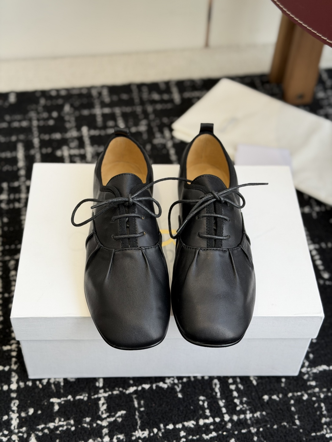 NO:758312,Purchasing agent The Row 26ss new spring and summer loafers. I fell in love with these shoes at first sight. It has a retro flavor and looks good with any combination!  All major Internet celebrity bloggers are wearing it. The whole shoe is very soft and easy to wear without rubbing on the feet. Simple and versatile~ It continues the minimalist style. The unlined structure makes the shoe body extremely light and close to the skin. The whole pair of shoes seems simple but the craftsmanship is difficult. It is made of full leather bags and made by master craftsmen. It is super waste material. It is comfortable, soft and skin-friendly when worn barefoot. There is no need to worry about the foot feel. It is necessary to wear well.  There is no on-foot experience when you put it on. It is a style that you don’t want to take off when you put it on. If you have high requirements for foot feel, you can close your eyes and enter it. Material: imported sheepskin. Lining/foot pads: imported grain sheepskin. Outsole: Italian genuine leather outsole Size #35-40 (40 orders made, non-refundable), single shoes, loafers, sheepskin, Leather soles19860909代购级 The Row 26ss 春夏季新款 乐福鞋 单鞋 第一眼看到这个鞋子就爱上了,带点复古味随意搭配都好看！ 各大网红博主都在穿它,整个鞋子非常柔软,好穿不磨脚.简约百搭款~ 延续了一贯极简风格,无内衬结构使得鞋身极其轻便贴肤,整双鞋子看似简单其实工艺很难 采用全皮套包制作工艺,老师傅制作,超级废料,上脚裸穿舒适柔软亲肤,脚感方面完全不可担心,好穿是必须的 穿若无穿的上脚体验,穿上就不想脱的款,对脚感要求高的闭眼入它 面料进口绵羊皮 内里/垫脚进口粒面羊皮 大底: 意大利真皮大底 Size#35-40（40订做不退换）,单鞋,loafers,sheepskin,Leather soles,Women's Shoes