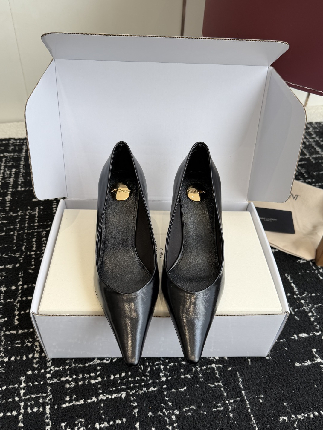 NO:758303,Purchasing agent level (official website sync box packaging) YSL Yves Saint Laurent SAINT LAURENT 26 new shoes Yves Saint Laurent spring and summer new style Melody stiletto heels small square toe shoes It's hard not to love this... I really like it!  Sisters who know something can compare. Upper calfskin, foot pads, sheepskin, Italian genuine leather outsole, heel height 7.5cm, Size35-41 (40 41 customized, non-refundable), high-heeled shoes, saint laurent, saint laurent, saint laurent, high heels, cowhide, sheepskin, Leather soles19860909代购级（官网同步盒包装） YSL 圣罗兰 SAINT LAURENT 26新款单鞋 圣罗兰春夏新款 Melody 细跟 小方头 单鞋 很难不爱这款啊... 真的炒鸡喜欢！ 懂货的姐妹可以 对比噢. 鞋面 小牛皮 垫脚 羊皮 意大利真皮大底 跟高7.5cm Size35-41（40 41 定制不退换）,高跟鞋单鞋,saint laurent,saint laurent,saint laurent,high heels,cowhide,sheepskin,Leather soles,Women's Shoes