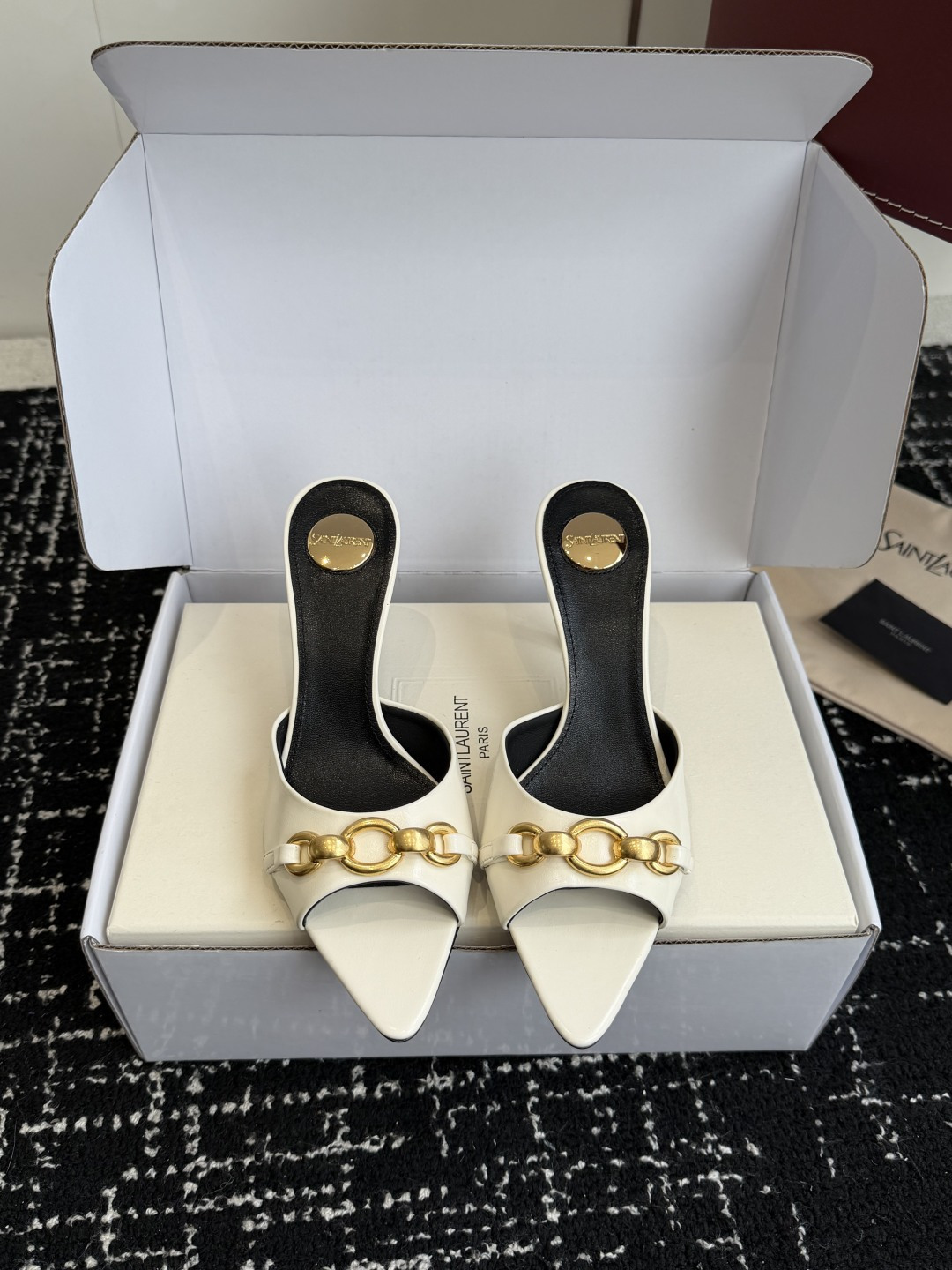 NO:758267,Purchasing agent Saint Lauren* 26SS early spring new Saint Laurent chain pointed toe high-heeled slippers Ysl pointed toe stiletto heels are elegance engraved in DNA. The golden chain flows on the upper, like the delicacy in a retro illustrated magazine, on the feet. Every step is effortless elegance and style. Who can resist a pair of chain mules with their own aura?  The pointed toe lengthens the leg line, and the metal chain lights up the whole body. From commuting suits to date skirts, you can switch to the 'heroine' mode with one click. The complexity is eliminated, leaving only clean lines and metallic luster. The pointed toe outlines the edge, and the chain embellishes your attitude. This pair of shoes is your style statement that needs no words. The shiny patent leather + gold chain are retro and sexy, and the upper feet directly transform into 'the flower of wealth in the world', and you walk with wind!  Upper cowhide, lining sheepskin, sole Italian genuine leather outsole, heel height 7.5cm, Size 35-41 (40.41 customized, non-refundable), high heels and slippers, saint laurent, saint laurent, saint laurent, high heels, slippers, skirts, business suit, cowhide, sheepskin, Leather soles19860909代购级 Saint Lauren* 26SS早春新款圣罗兰链条尖头高跟拖鞋 Ysl 尖头细高跟,是刻在DNA里的优雅.金色链条在鞋面流转,像把复古画报里的精致,在了脚上.每一步,都是不费力的贵气与风情.谁能拒绝一双自带气场的链条穆勒鞋？尖头拉长腿线,金属链点亮全身,从通勤西装到约会小裙,都能一键切换成“女主角”模式. 褪去繁杂,只留利落线条与金属光泽.尖头勾勒锋芒,链条点缀态度,这双鞋,是你无需多言的风格宣言.漆皮亮面+金色链条,复古又性感,上脚直接变身“人间富贵花”,走路都带风！ 鞋面牛皮 内里羊皮 鞋底意大利真皮大底 跟高7.5cm Size35-41（40.41定制不退换）,高跟鞋拖鞋,saint laurent,saint laurent,saint laurent,high heels,slippers,skirts,business suit,cowhide,sheepskin,Leather soles,Women's Shoes