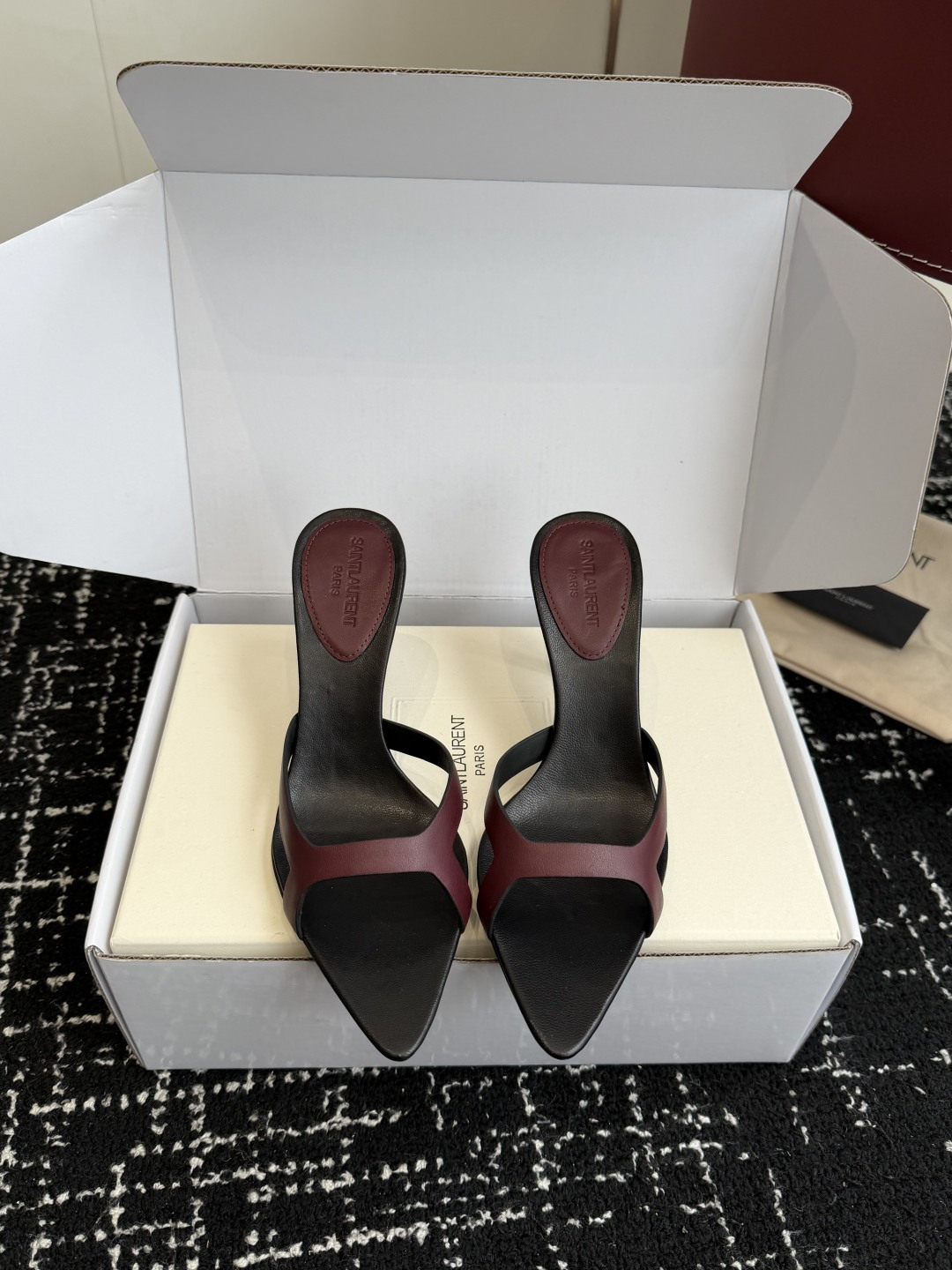 NO:758275,Purchasing agent grade (Official website sync box packaging) Saint Lauren* 26SS early spring new Yves Saint Laurent pointed toe high-heeled slippers YSL pointed toe stiletto heels are elegance engraved in DNA. The upper flows like the delicacy in a retro illustrated magazine on the feet. Every step is effortless nobility and style. Who can resist a pair of mule shoes with its own aura?  The pointed toe elongates the leg line, and the metal chain lights up the whole body. From commuting suits to date skirts, you can switch to the 'heroine' mode with one click. The complexity is eliminated, leaving only clean lines and metallic luster. The pointed toe outlines the edge, and the chain embellishes your attitude. This pair of shoes is a style statement that you don't need to say. Retro and sexy, the upper foot directly transforms into a 'flower of wealth in the world', and you walk with wind!  Upper cowhide, lining sheepskin, sole Italian genuine leather outsole, heel height 7.5cm, Size 35-41 (40.41 customized, non-refundable), high heels and slippers, saint laurent, saint laurent, saint laurent, high heels, slippers, skirts, business suit, cowhide, sheepskin, Leather soles19860909代购级（官网同步盒包装） Saint Lauren* 26SS早春新款圣罗兰 尖头高跟拖鞋 Ysl 尖头细高跟,是刻在DNA里的优雅.鞋面流转,像把复古画报里的精致,在了脚上.每一步,都是不费力的贵气与风情.谁能拒绝一双自带气场的穆勒鞋？尖头拉长腿线,金属链点亮全身,从通勤西装到约会小裙,都能一键切换成“女主角”模式. 褪去繁杂,只留利落线条与金属光泽.尖头勾勒锋芒,链条点缀态度,这双鞋,是你无需多言的风格宣言.复古又性感,上脚直接变身“人间富贵花”,走路都带风！ 鞋面牛皮 内里羊皮 鞋底意大利真皮大底 跟高7.5cm Size35-41（40.41定制不退换）,高跟鞋拖鞋,saint laurent,saint laurent,saint laurent,high heels,slippers,skirts,business suit,cowhide,sheepskin,Leather soles,Women's Shoes