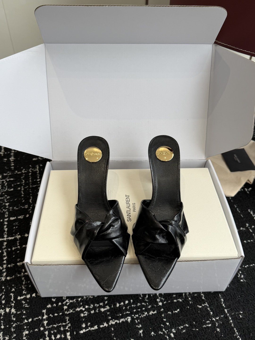 NO:758282,Purchasing level (official website sync box packaging) Saint Lauren* 26SS early spring new Saint Laurent cross bow pointed toe high-heeled slippers Ysl pointed toe thick heel High heels are elegance engraved in DNA. The upper flows like the delicacy in a retro illustrated magazine on the feet. Every step is effortless nobility and style. Who can resist a pair of Mules with their own aura?  The pointed toe elongates the leg line, and the metal chain lights up the whole body. From commuting suits to date skirts, you can switch to the 'heroine' mode with one click. The complexity is eliminated, leaving only clean lines and metallic luster. The pointed toe outlines the edge, and the chain embellishes your attitude. This pair of shoes is a style statement that you don't need to say. Retro and sexy, the upper foot directly transforms into a 'flower of wealth in the world', and you walk with wind!  Upper cowhide, lining sheepskin, sole Italian genuine leather outsole, heel height 7.5cm, Size 35-41 (40.41 customized, non-refundable), high heels and slippers, saint laurent, saint laurent, saint laurent, high heels, slippers, skirts, business suit, cowhide, sheepskin, Leather soles19860909代购级（官网同步盒包装） Saint Lauren* 26SS早春新款圣罗兰 交叉 蝴蝶结 尖头高跟拖鞋 Ysl 尖头粗跟 高跟,是刻在DNA里的优雅.鞋面流转,像把复古画报里的精致,在了脚上.每一步,都是不费力的贵气与风情.谁能拒绝一双自带气场的穆勒鞋？尖头拉长腿线,金属链点亮全身,从通勤西装到约会小裙,都能一键切换成“女主角”模式. 褪去繁杂,只留利落线条与金属光泽.尖头勾勒锋芒,链条点缀态度,这双鞋,是你无需多言的风格宣言.复古又性感,上脚直接变身“人间富贵花”,走路都带风！ 鞋面牛皮 内里羊皮 鞋底意大利真皮大底 跟高7.5cm Size35-41（40.41定制不退换）,高跟鞋拖鞋,saint laurent,saint laurent,saint laurent,high heels,slippers,skirts,business suit,cowhide,sheepskin,Leather soles,Women's Shoes