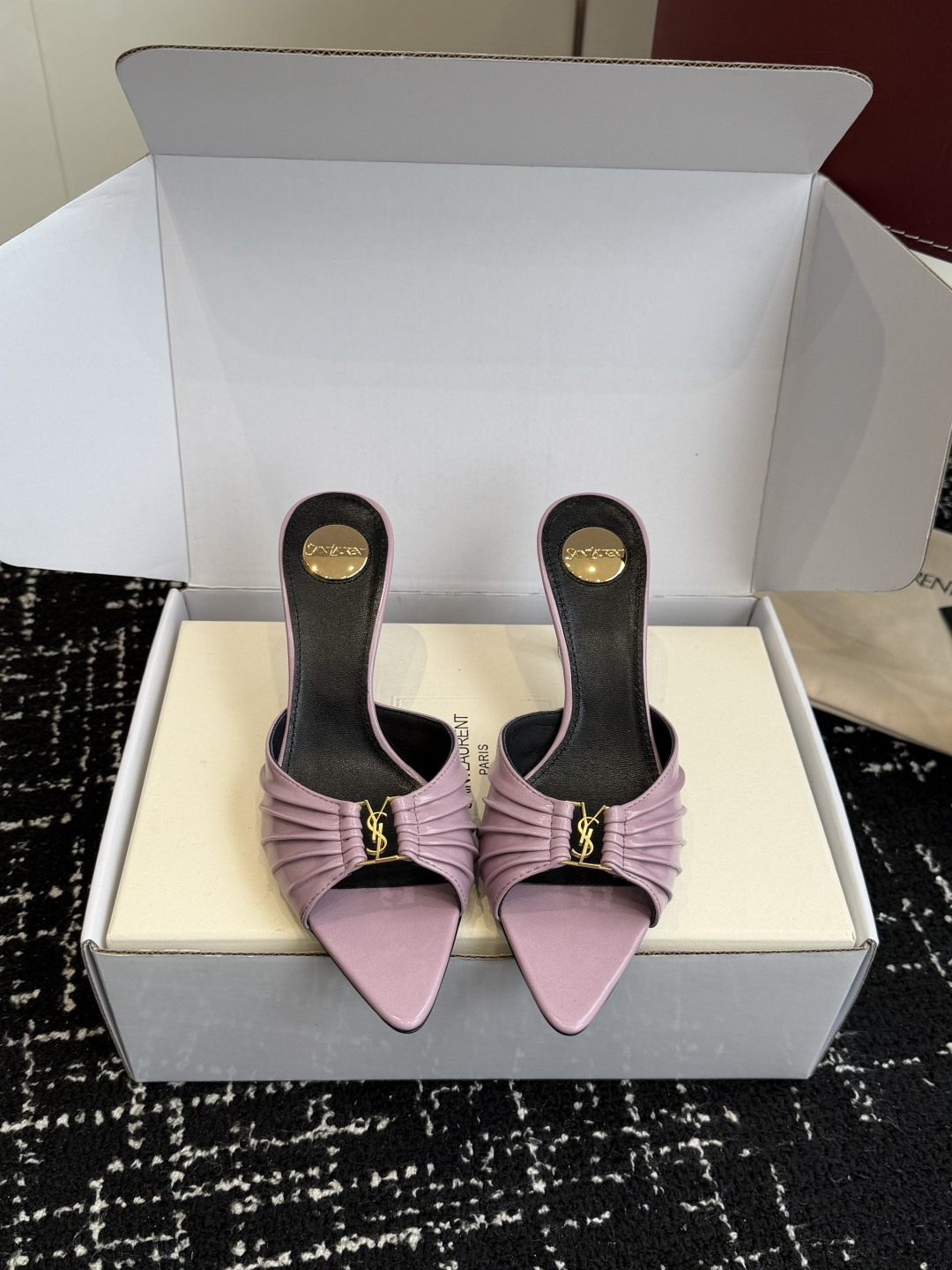 NO:758289,Purchasing agent grade (Official website sync box packaging) Saint Lauren* 26SS early spring new YSL hardware buckle pointed toe high-heeled slippers YSL pointed toe stiletto heels are elegance engraved in DNA. The upper flow of the shoe is like the delicacy in a retro pictorial, on the feet. Every step is effortless nobility and style. Who can resist a pair of Mules with their own aura?  The pointed toe elongates the leg line, and the metal chain lights up the whole body. From commuting suits to date skirts, you can switch to the 'heroine' mode with one click. The complexity is eliminated, leaving only clean lines and metallic luster. The pointed toe outlines the edge, and the chain embellishes your attitude. This pair of shoes is a style statement that you don't need to say. Retro and sexy, the upper foot directly transforms into a 'flower of wealth in the world', and you walk with wind!  Upper cowhide, lining sheepskin, sole Italian genuine leather outsole, heel height 7.5cm, Size 35-41 (40.41 customized, non-refundable), high heels and slippers, saint laurent, saint laurent, saint laurent, high heels, slippers, skirts, business suit, cowhide, sheepskin, Leather soles19860909代购级（官网同步盒包装） Saint Lauren* 26SS早春新款圣罗兰 YSL 五金扣 尖头高跟拖鞋 Ysl 尖头细高跟,是刻在DNA里的优雅.鞋面流转,像把复古画报里的精致,在了脚上.每一步,都是不费力的贵气与风情.谁能拒绝一双自带气场的穆勒鞋？尖头拉长腿线,金属链点亮全身,从通勤西装到约会小裙,都能一键切换成“女主角”模式. 褪去繁杂,只留利落线条与金属光泽.尖头勾勒锋芒,链条点缀态度,这双鞋,是你无需多言的风格宣言.复古又性感,上脚直接变身“人间富贵花”,走路都带风！ 鞋面牛皮 内里羊皮 鞋底意大利真皮大底 跟高7.5cm Size35-41（40.41定制不退换）,高跟鞋拖鞋,saint laurent,saint laurent,saint laurent,high heels,slippers,skirts,business suit,cowhide,sheepskin,Leather soles,Women's Shoes