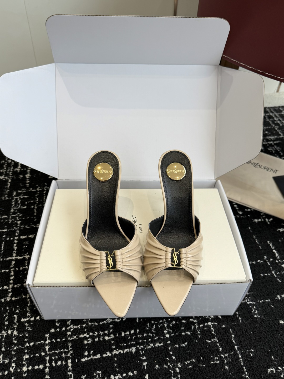 NO:758296,Purchasing agent grade (Official website sync box packaging) Saint Lauren* 26SS early spring new YSL hardware buckle pointed toe high-heeled slippers YSL pointed toe stiletto heels are elegance engraved in DNA. The upper flow of the shoe is like the delicacy in a retro pictorial, on the feet. Every step is effortless nobility and style. Who can resist a pair of Mules with their own aura?  The pointed toe elongates the leg line, and the metal chain lights up the whole body. From commuting suits to date skirts, you can switch to the 'heroine' mode with one click. The complexity is eliminated, leaving only clean lines and metallic luster. The pointed toe outlines the edge, and the chain embellishes your attitude. This pair of shoes is a style statement that you don't need to say. Retro and sexy, the upper foot directly transforms into a 'flower of wealth in the world', and you walk with wind!  Upper cowhide, lining sheepskin, sole Italian genuine leather outsole, heel height 9.5cm, Size 35-41 (40.41 customized, non-refundable), high heels and slippers, saint laurent, saint laurent, saint laurent, high heels, slippers, skirts, business suit, cowhide, sheepskin, Leather soles19860909代购级（官网同步盒包装） Saint Lauren* 26SS早春新款圣罗兰 YSL 五金扣 尖头高跟拖鞋 Ysl 尖头细高跟,是刻在DNA里的优雅.鞋面流转,像把复古画报里的精致,在了脚上.每一步,都是不费力的贵气与风情.谁能拒绝一双自带气场的穆勒鞋？尖头拉长腿线,金属链点亮全身,从通勤西装到约会小裙,都能一键切换成“女主角”模式. 褪去繁杂,只留利落线条与金属光泽.尖头勾勒锋芒,链条点缀态度,这双鞋,是你无需多言的风格宣言.复古又性感,上脚直接变身“人间富贵花”,走路都带风！ 鞋面牛皮 内里羊皮 鞋底意大利真皮大底 跟高9.5cm Size35-41（40.41定制不退换）,高跟鞋拖鞋,saint laurent,saint laurent,saint laurent,high heels,slippers,skirts,business suit,cowhide,sheepskin,Leather soles,Women's Shoes