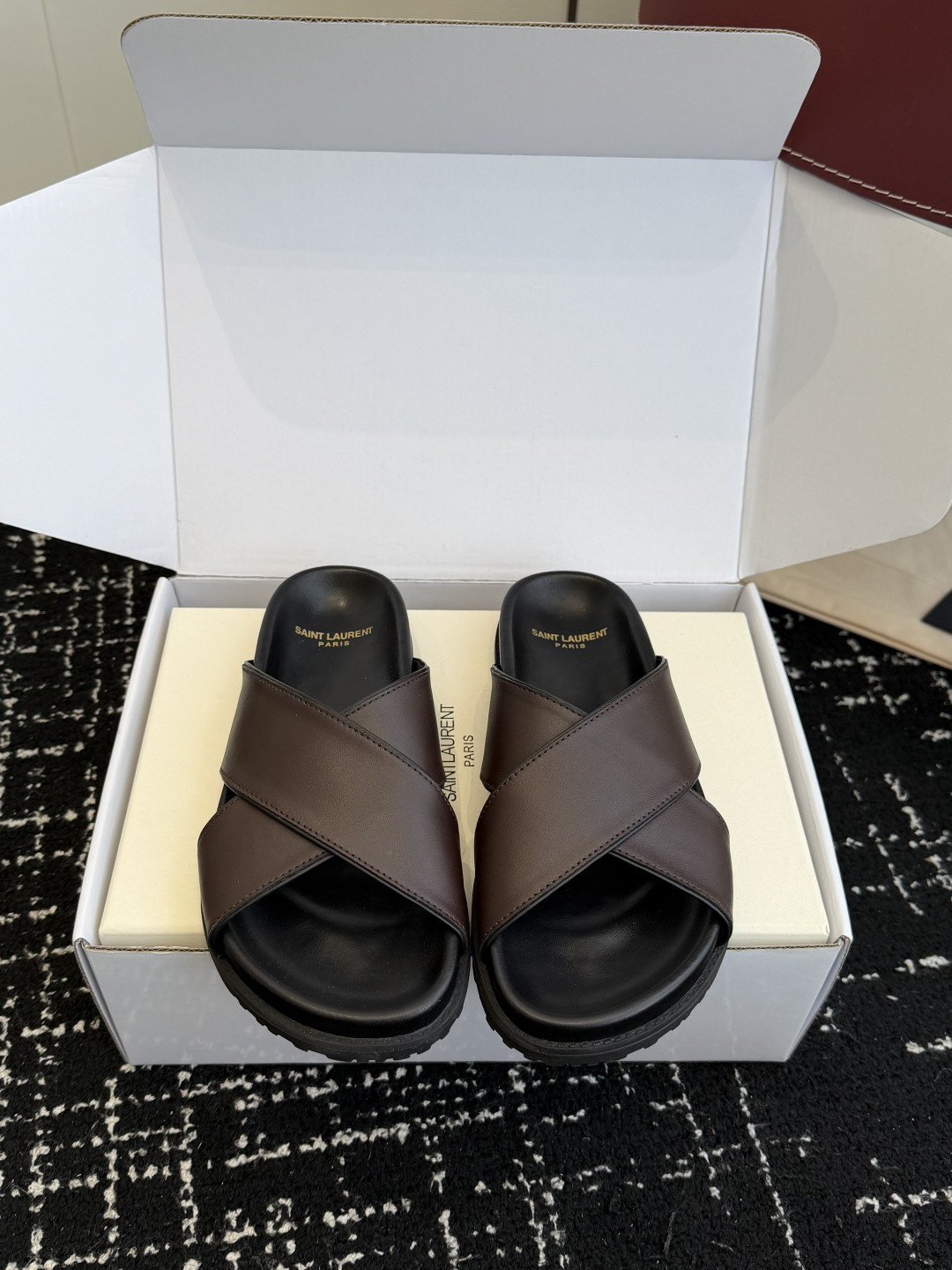 NO:758244,Purchasing agent grade (Official website sync box packaging) Saintlauren* 26ss spring and summer · YSL Saint Laurent new cross-strap thick-soled slippers. The upper adopts classic elements, with light brown bottom and shallow lines, which visually creates a sense of layering; the upper straps are cross-designed, and the toe is exposed while adding retro style and personality. It is a flat-soled mule slipper style with no heel design and is easy to put on and take off; YSL brand logo is printed on the inside of the shoe, and the upper is made of imported calfskin  The material, touch and visual texture are strong, continuing the brand's light luxury craftsmanship, with both wild fashion sense and brand recognition. Imported calfskin upper, sheepskin lining, rubber outsole, size 35-39 (40/41 customized, non-returnable), slippers, saint laurent, saint laurent, saint laurent, slippers, cowhide, sheepskin19860909代购级（官网同步盒包装） Saintlauren* 26ss春夏·ysl圣罗兰新款 交叉带厚底拖鞋 鞋面采用经典元素,有浅棕底浅纹 视觉上形成层次感；鞋面带为交叉设计,露趾的同时增加了造型的复古与个性感.属于平底穆勒拖款式,无后跟设计,穿脱便捷； 鞋内印有YSL品牌标识,鞋面采用进口小牛皮 材质,触感与视觉肌理感强,延续了品牌轻奢的工艺水准,兼具野性时尚感与品牌辨识度. 鞋面进口小牛皮 内里羊皮 大底橡胶大底 size35-39码（40/41定制不退换）,拖鞋,saint laurent,saint laurent,saint laurent,slippers,cowhide,sheepskin,Women's Shoes
