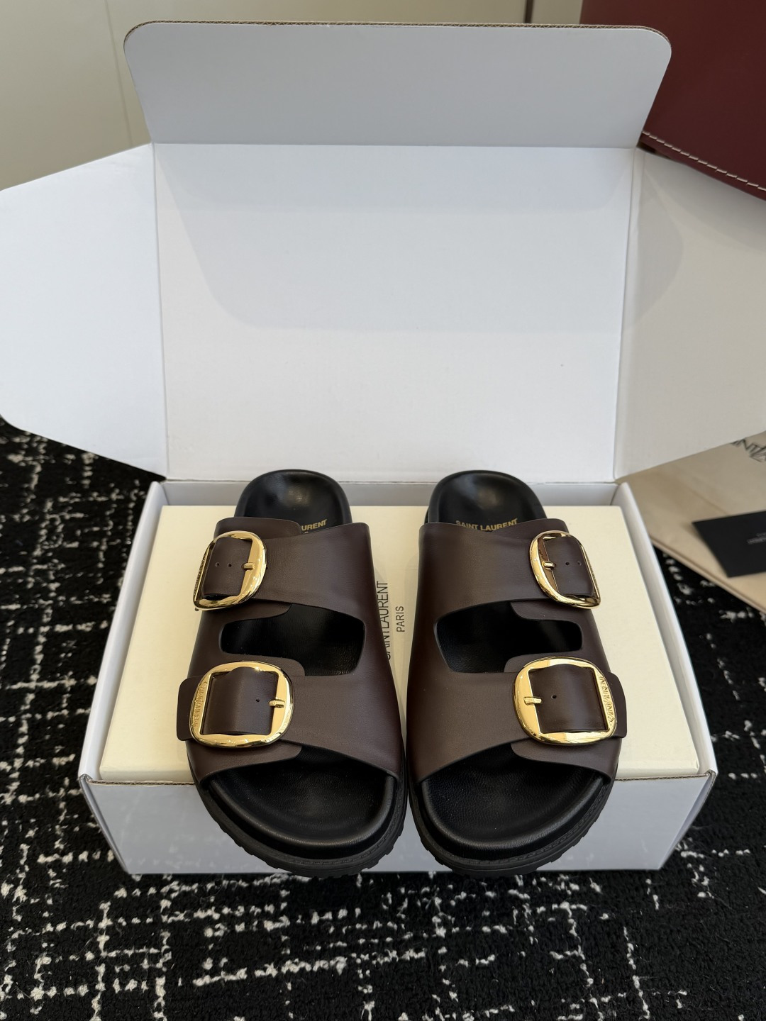 NO:758259,Purchasing agent grade (Official website sync box packaging) Saintlauren* 26ss spring and summer · ysl Saint Laurent new double-strap beach slippers. The upper adopts classic elements, with light brown bottom and shallow lines, which visually creates a sense of hierarchy. The upper straps are cross-designed, and the toes are exposed while adding a sense of retro and personality to the shape. It is a flat-soled mule slipper style with no heel design and is easy to put on and take off. The YSL brand logo is printed on the inside of the shoe, and the upper is made of imported calfskin.  The material, touch and visual texture are strong, continuing the brand's light luxury craftsmanship, with both wild fashion sense and brand recognition. Original molding material for the upper: imported calfskin, sheepskin lining, outsole, rubber outsole Size 35-39 (40 customized, non-returnable), slippers, saint laurent, saint laurent, saint laurent, slippers, cowhide, sheepskin19860909代购级（官网同步盒包装） Saintlauren* 26ss春夏·ysl圣罗兰新款 双带 沙滩拖鞋 鞋面采用经典元素,有浅棕底浅纹 视觉上形成层次感；鞋面带为交叉设计,露趾的同时增加了造型的复古与个性感.属于平底穆勒拖款式,无后跟设计,穿脱便捷； 鞋内印有YSL品牌标识,鞋面采用进口小牛皮 材质,触感与视觉肌理感强,延续了品牌轻奢的工艺水准,兼具野性时尚感与品牌辨识度. 鞋面原版开模材料 进口小牛皮 内里羊皮 大底橡胶大底 Size35-39码（40定制不退换）,拖鞋,saint laurent,saint laurent,saint laurent,slippers,cowhide,sheepskin,Women's Shoes