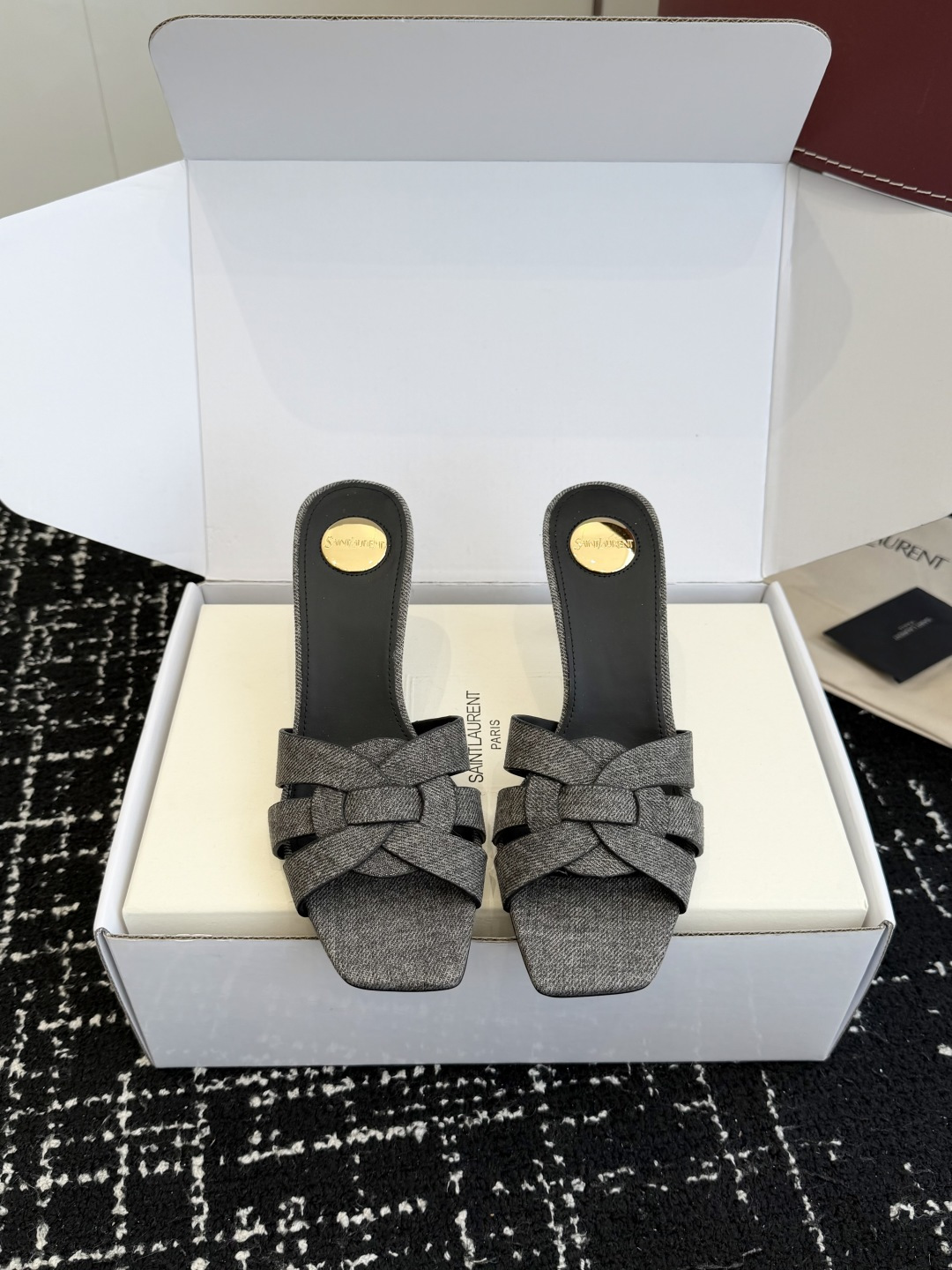 NO:758235,Purchasing-grade flat bottom 279 high-heeled SAINT LAUREN 26 early spring OPYUM series flat slippers stiletto heel slippers OPYUM series unlocks the early spring style of 26 with a new attitude. Selection of luxury original open-molded fabrics with silky texture as delicate as cream and pearl-like luster. Every step reflects the high-end texture. Say goodbye to dullness and show flexibility. Iconic brand letter heels are the soul of the design.  The neat metallic texture and unique shape are highly recognizable. The brand genes are integrated into the details. It has its own aura when walking. It has both artistic sense and practicality. High heels, flat bottom, 7.5cm, size 35-42 (40 41 42 customized, non-refundable), high heels and slippers, saint laurent, high heels, slippers19860909代购级平底279 高跟 SAINT LAUREN 26 早春OPYUM系列 平底拖鞋 细高跟拖鞋 OPYUM系列以全新姿态解锁26早春格调 甄选奢享 原版开模面料 丝滑肌理如奶油般细腻 自带珍珠般莹润光泽 每一次迈步都折射出高级质感 告别沉闷尽显灵动 标志性品牌字母鞋跟是设计灵魂 利落金属质感与别致造型辨识度拉满 将品牌基因融入细节 行走间自带气场 兼具艺术感与实用性 跟高平底 7.5cm size35-42（40 41 42订做不退换）,高跟鞋拖鞋,saint laurent,high heels,slippers,Women's Shoes