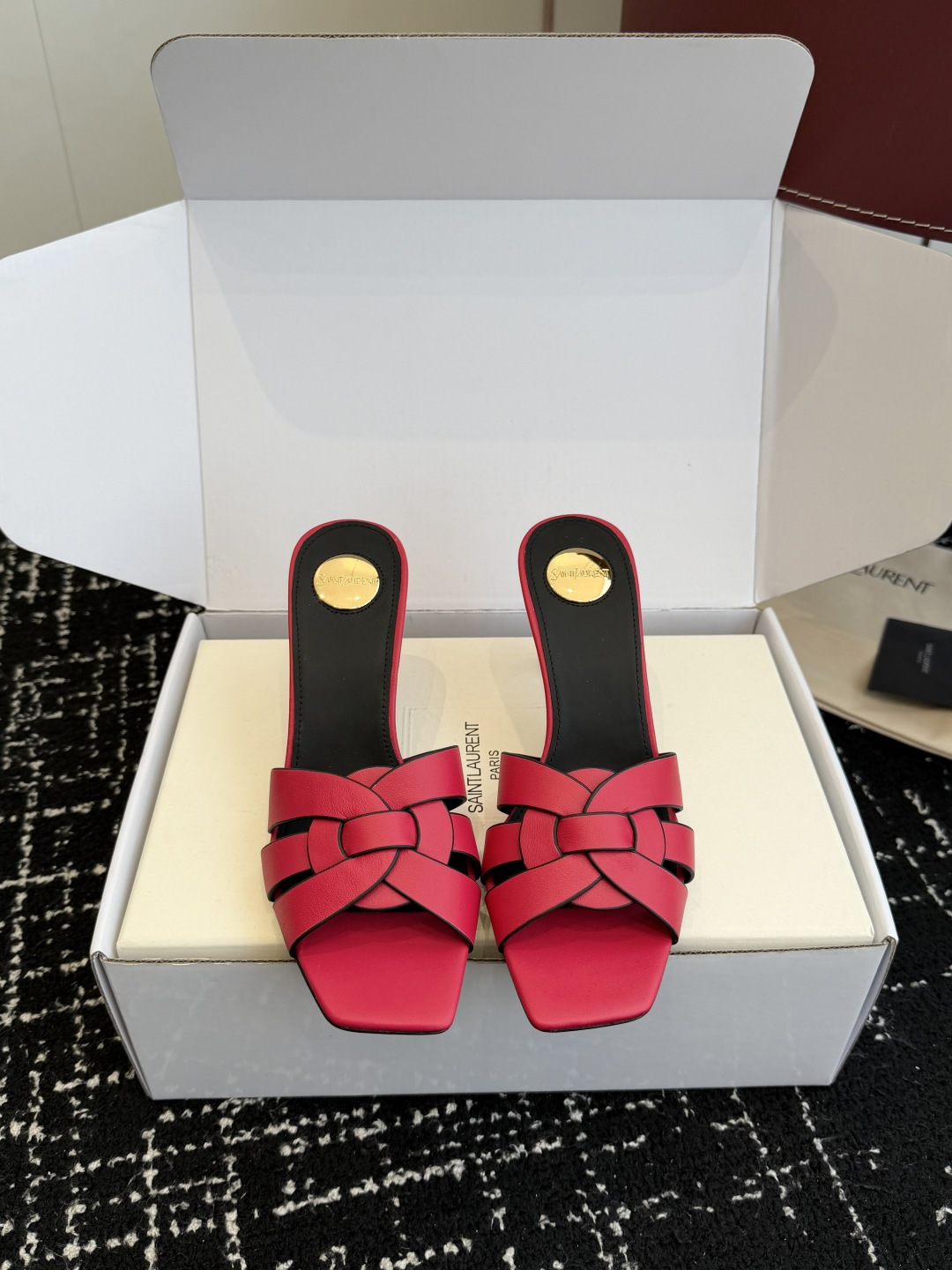 NO:758229,Purchasing-grade flat bottom 279 high-heeled SAINT LAUREN 26 early spring OPYUM series flat slippers stiletto heel slippers OPYUM series unlocks the early spring style of 26 with a new attitude. Selection of luxury original open-molded imported fetal cow patent leather imported calfskin fabric silky texture as delicate as cream with pearl-like luster. Every step reflects the high-end texture. Say goodbye to dullness and show agility.  The heel with the iconic brand letter is the soul of the design. The neat metallic texture and unique shape make it highly recognizable. The brand gene is integrated into the details. It has its own aura when walking. It is both artistic and practical. High heel and flat bottom 7.5cm size35-42 (40 41 42 customized, non-returnable), high heels and slippers, saint laurent, high heels, slippers, cowhide19860909代购级平底279 高跟 SAINT LAUREN 26 早春OPYUM系列 平底拖鞋 细高跟拖鞋 OPYUM系列以全新姿态解锁26早春格调 甄选奢享 原版开模进口胎牛漆皮 进口小牛皮 面料 丝滑肌理如奶油般细腻 自带珍珠般莹润光泽 每一次迈步都折射出高级质感 告别沉闷尽显灵动 标志性品牌字母鞋跟是设计灵魂 利落金属质感与别致造型辨识度拉满 将品牌基因融入细节 行走间自带气场 兼具艺术感与实用性 跟高平底 7.5cm size35-42（40 41 42订做不退换）,高跟鞋拖鞋,saint laurent,high heels,slippers,cowhide,Women's Shoes