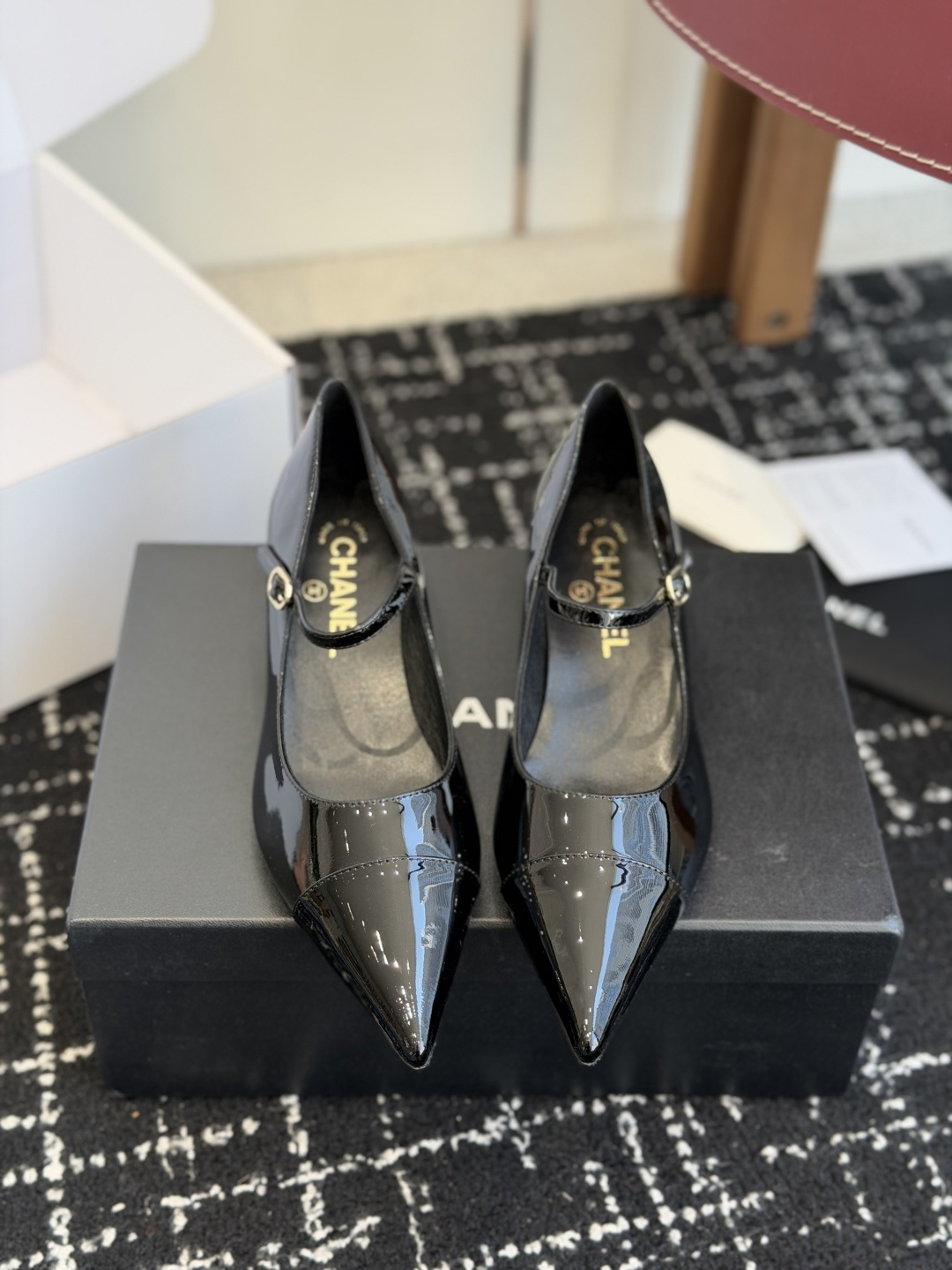 NO:758295,Purchasing agent CHANEL Chanel 26ss spring and summer show style Mary Jane pointed toe shoes. I was attracted by it at first sight. Feel free to wear it according to the weather changes!  Put on socks to instantly transform into cute shoes for spring and summer!  Transform into a magical princess in seconds. The upper is made of original imported sheepskin, imported patent leather, and the inner tiptoe silk sheepskin. The foot feels super comfortable. The leather is very soft and skin-friendly. Italian imported genuine leather outsole Size 35-41 (40 41 customized, non-refundable), high-heeled shoes, chanel, chanel, mary jane, high heels, sheepskin, Leather soles19860909代购级 CHANEL 香奈儿 26ss 春夏秀款 玛丽珍 尖头 单鞋 第一眼看上就被种草了根据天气变化自由穿搭！套上袜套春夏秒变可爱单鞋！秒变魔法公主 鞋面采用原版进口绵羊皮 进口漆皮 内里踮脚丝绸羊皮 脚感超级舒服 皮料非常柔软亲肤 意大利进口真皮大底 Size35-41（40 41订做不退换）,高跟鞋单鞋,chanel,chanel,mary jane,high heels,sheepskin,Leather soles,Women's Shoes