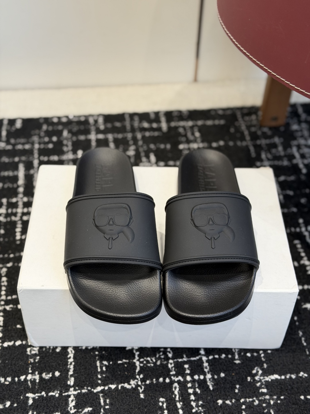 NO:758280,Purchasing agent Karl Lagerfeld Cartoon Avatar Slippers｜Step on the fashion ICON under your feet, every step is accentuated!  This pair of slippers is Karl Lagerfeld's ultimate interpretation of 'comfort and style'. It is not only a pair of shoes, but also the finishing touch in your wardrobe. The cartoon avatar of Karl Lagerfeld on the upper is the finishing touch of the entire pair of shoes. The iconic white hair, sunglasses and high collar are presented in the form of three-dimensional relief, making them highly recognizable. Whether it is the vivid color model or the coolness of the all-black model, it can instantly enhance your style.  This pair of slippers redefines 'comfortism'. It allows you to enjoy ultimate relaxation while pursuing fashion. Whether it is paired with shorts, jeans, or a dress, it can be easily worn and becomes your best choice for going out in summer. Size40 41 42 43 44 45, slippers, slippers, skirts, shorts, jeans19860909代购级 Karl Lagerfeld 老佛爷卡通头像拖鞋｜把时尚ICON踩在脚下,每一步都是腔调！ 这双拖鞋,是Karl Lagerfeld对“舒适与型格”的终极诠释.它不仅仅是一双鞋,更是你衣橱里的点睛之笔. 鞋面上的Karl Lagerfeld卡通头像,是整双鞋的点睛之笔.标志性的白发、墨镜和高领,以立体浮雕的形式呈现,辨识度拉满.无论是彩色款的生动,还是全黑款的酷感,都能瞬间提升你的穿搭格调. 这双拖鞋,是对“舒适主义”的重新定义.它让你在追求时尚的同时,也能享受极致的放松.无论是搭配短裤、牛仔裤,还是连衣裙,都能轻松驾驭,成为你夏日出街的不二之选. Size40 41 42 43 44 45,拖鞋,slippers,skirts,shorts,jeans,Women's Shoes