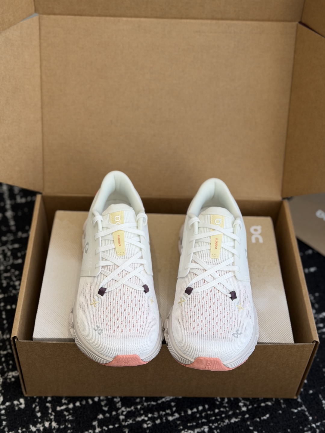 NO:758249,Dongguan Purchasing Level Couple Model OnOn Pure Pure Pure Original Pure Original Cloud X4 series comfortable and breathable running shoes, the most complete color matching, three-in-one iron running, aerobic, this pair of shoes is very good for fitness parties!  !  And this pair of shoes is so matchable, these colors are all versatile!  !  So why can it make sports experts and commuters excited about it?  Cloud X4's CloudTec cloud cushion technology makes every step feel like stepping on an 'air cushioning cabin'. It has a great feeling of unloading when running and jumping, and your feet will not feel stuffy after a day of commuting!  The running party's low-cut design + breathable mesh makes the feet feel light and dissipate heat when running in the morning and night, and the support makes every step stable; for commuters, casual wear can instantly become a fashionable item. The colors of ivory white, off-white and red are gentle and high-end, while black, blue and black are cool. It is eye-catching when worn to work and shopping; it can also be used for light off-roading in outdoor parties, and the grip and stability make the balance of 'urban commuting + light sports' clear. Size36 36.5 37  38 38.5 39 40 40.5 41 42 42.5 43 44 44.5 45 46 47, casual shoes/sports shoes, sneakers19860909东莞代购级情侣款 On昂跑 纯原纯原纯原 Cloud X4系列舒适透气跑步鞋 最全配色 撸铁跑步有氧三合一,这双鞋太懂健身党！！ 而且这双鞋也太好搭了,这几个颜色都是百搭款！！那么它凭什么能让运动达人、通勤族都为之心动？ Cloud X4的CloudTec云垫科技,每一步落地都像踩在“空气缓震舱”,跑跳时卸力感绝绝子,通勤暴走一天也不闷脚！ 跑步党低帮设计+透气网面,晨跑夜跑时脚感轻盈又散热,支撑性让每一步发力都很稳； 通勤族搭配休闲装秒变时尚单品,象牙白、米白红这些配色温柔又高级,黑蓝色、黑色则酷感拉满,上班逛街穿它都吸睛； 户外党轻度越野也能打,抓地力和稳定性把“城市通勤+轻运动”的平衡感玩明白了 Size36 36.5 37 38 38.5 39 40 40.5 41 42 42.5 43 44 44.5 45 46 47,休闲鞋/运动鞋,sneakers,Women's Shoes