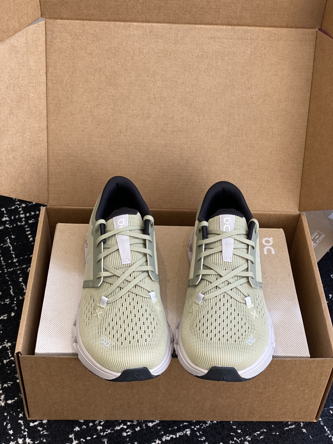 NO:758257,Dongguan purchasing agent only in men's size On Aung Pao Pure Pure Original Pure Original Cloud X4 series of comfortable and breathable running shoes, the most complete color matching, three-in-one iron, running, aerobic, these shoes are very good for fitness parties!  !  And this pair of shoes is so matchable, these colors are all versatile!  !  So why can it make sports experts and commuters excited about it?  Cloud X4's CloudTec cloud cushion technology makes every step feel like stepping on an 'air cushioning cabin'. It has a great feeling of unloading when running and jumping, and your feet will not feel stuffy after a day of commuting!  The running party's low-cut design + breathable mesh makes the feet feel light and dissipate heat when running in the morning and night, and the support makes every step stable; for commuters, casual wear can instantly become a fashionable item. The colors of ivory white, off-white and red are gentle and high-end, while black, blue and black are cool. It is eye-catching when worn to work and shopping; it can also be used for light off-roading in outdoor parties, and the grip and stability make the balance of 'urban commuting + light sports' clear. Size39 40 40.5  41 42 42.5 43 44 44.5 45 46 47, casual shoes/sports shoes, sneakers19860909东莞代购级仅男码 On昂跑 纯原纯原纯原 Cloud X4系列舒适透气跑步鞋 最全配色 撸铁跑步有氧三合一,这双鞋太懂健身党！！ 而且这双鞋也太好搭了,这几个颜色都是百搭款！！那么它凭什么能让运动达人、通勤族都为之心动？ Cloud X4的CloudTec云垫科技,每一步落地都像踩在“空气缓震舱”,跑跳时卸力感绝绝子,通勤暴走一天也不闷脚！ 跑步党低帮设计+透气网面,晨跑夜跑时脚感轻盈又散热,支撑性让每一步发力都很稳； 通勤族搭配休闲装秒变时尚单品,象牙白、米白红这些配色温柔又高级,黑蓝色、黑色则酷感拉满,上班逛街穿它都吸睛； 户外党轻度越野也能打,抓地力和稳定性把“城市通勤+轻运动”的平衡感玩明白了 Size39 40 40.5 41 42 42.5 43 44 44.5 45 46 47,休闲鞋/运动鞋,sneakers,Women's Shoes