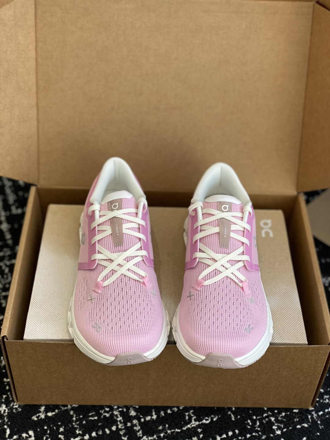 NO:758265,Dongguan purchasing agent only in women's sizes On Aang Pao Pure Pure Pure Original Pure Original Cloud X4 series comfortable and breathable running shoes, the most complete color matching, iron running, aerobic three-in-one, this pair of shoes is very good for fitness parties!  !  And this pair of shoes is so matchable, these colors are all versatile!  !  So why can it make sports experts and commuters excited about it?  Cloud X4's CloudTec cloud cushion technology makes every step feel like stepping on an 'air cushioning cabin'. It has a great feeling of unloading when running and jumping, and your feet will not feel stuffy after a day of commuting!  The running party's low-cut design + breathable mesh makes the feet feel light and dissipate heat when running in the morning and night, and the support makes every step stable; for commuters, casual wear can instantly become a fashionable item. The colors of ivory white, off-white and red are gentle and high-end, while black, blue and black are cool. It is eye-catching when worn to work and shopping; it can also be used for light off-roading in outdoor parties, and the grip and stability make the balance of 'urban commuting + light sports' clear. Size36 36.5 37  38 38.5 39 40,casual shoes/sports shoes,sneakers19860909东莞代购级仅女码 On昂跑 纯原纯原纯原 Cloud X4系列舒适透气跑步鞋 最全配色 撸铁跑步有氧三合一,这双鞋太懂健身党！！ 而且这双鞋也太好搭了,这几个颜色都是百搭款！！那么它凭什么能让运动达人、通勤族都为之心动？ Cloud X4的CloudTec云垫科技,每一步落地都像踩在“空气缓震舱”,跑跳时卸力感绝绝子,通勤暴走一天也不闷脚！ 跑步党低帮设计+透气网面,晨跑夜跑时脚感轻盈又散热,支撑性让每一步发力都很稳； 通勤族搭配休闲装秒变时尚单品,象牙白、米白红这些配色温柔又高级,黑蓝色、黑色则酷感拉满,上班逛街穿它都吸睛； 户外党轻度越野也能打,抓地力和稳定性把“城市通勤+轻运动”的平衡感玩明白了 Size36 36.5 37 38 38.5 39 40,休闲鞋/运动鞋,sneakers,Women's Shoes