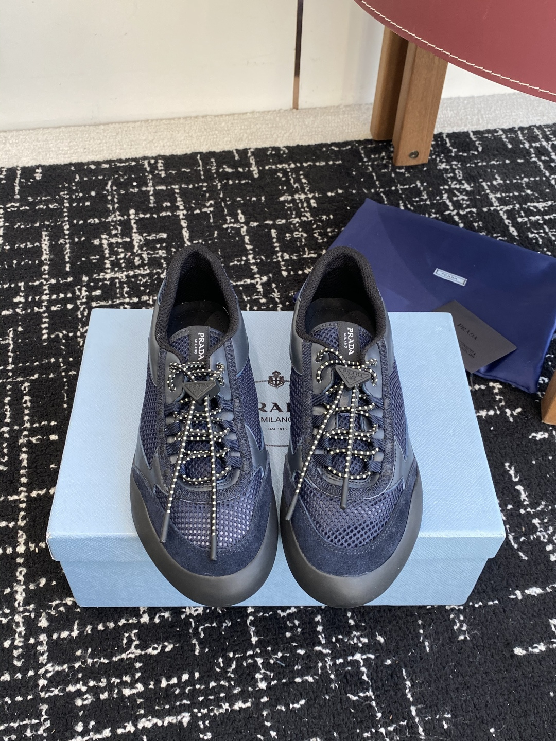 NO:758273,Purchasing agent level PRADA 26 retro moral training shoes for couples, made of mesh + suede stitching, breathable and textured. Flat bottom design, suitable for daily wear or light exercise, comfortable and fashionable. Moral training shoes are inspired by classic training shoes, a must-have for retro trends. The fabric is imported cowhide, original molded mesh, foot padding cowhide, original rubber anti-slip outsole  Size35-45,casual shoes/sports shoes,prada,sneakers,cowhide,chamois leather19860909代购级代购级 PRADA 26 情侣款复古德训鞋,采用网布+麂皮拼接,透气又有质感 平底设计,日常穿搭或轻运动都很OK 舒适又时髦.德训鞋灵感源自经典训练鞋,复古风潮必备 面料进口牛皮 原版开模网面 垫脚牛皮 鞋底原版橡胶防滑大底 Size35-45,休闲鞋/运动鞋,prada,sneakers,cowhide,chamois leather,Women's Shoes