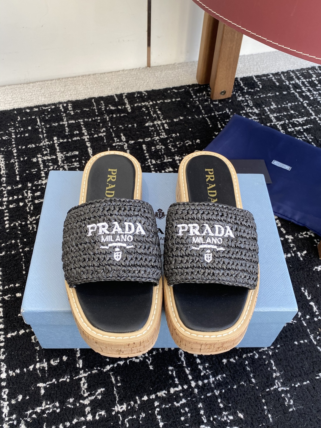 NO:758240,Purchasing agent level 26 ss new spring and summer Prada beautiful raffia straw thick-soled slippers. Exquisite weaving defines these raffia slides with fashionable design. These slippers are full of summer atmosphere!  Very versatile, a must-have for summer!  Raffia upper, sheepskin lining, original rubber non-slip outsole, Size 35-41 (40 41 customized, non-returnable), slippers, prada, prada, slippers, espadrilles, sheepskin19860909代购级 26 ss春夏新款Prada普拉达绝美拉菲草编 厚底拖鞋 精致的编织定义了这些具有时尚设计的拉菲亚幻灯片,这款拖鞋充满夏日气息！非常百搭,夏天必入款！ 鞋面拉菲草编 内里垫脚羊皮 鞋底底原版橡胶防滑大底 Size35-41（40 41定做不退换）,拖鞋,prada,prada,slippers,espadrilles,sheepskin,Women's Shoes