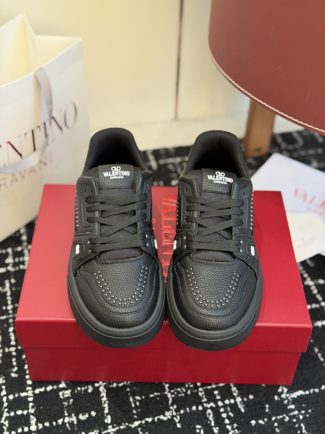 NO:758226,Purchasing agent grade 26ss latest catwalk model Valentino, couple limited series casual sports couple model, good-looking and handsome on the feet, every color is huge and beautiful!  A must-have item for fashionistas. The original custom-made imported cowhide + embossed grained calfskin. All accessories and accessories are customized according to the original 1:1. Even the color matching of the shoelaces is customized 1:1. The original version is the same as the private model TPU outsole. Many small and thoughtful designs must have the original version to be seen and done well. The quality lies in the details. Size men and women 35-46, casual shoes/sports shoes, valentino, valentino, sneakers, cowhide19860909代购级 26ss 最新走秀款Valentino华伦 情侣限定系列休闲运动情侣款 颜值担当 上脚帅炸,每个颜色都是巨巨巨好看！潮人必备单品 原版订制进口牛皮+压纹粒面小牛皮,所有配件辅料都是按照原版1:1定制的 就连鞋带的配色都是1:1订做. 原版一致私模TPU大底.很多心机小设计必须有原版才看得的到做的好,精品就是在于细节 Size男女35-46,休闲鞋/运动鞋,valentino,valentino,sneakers,cowhide,Women's Shoes