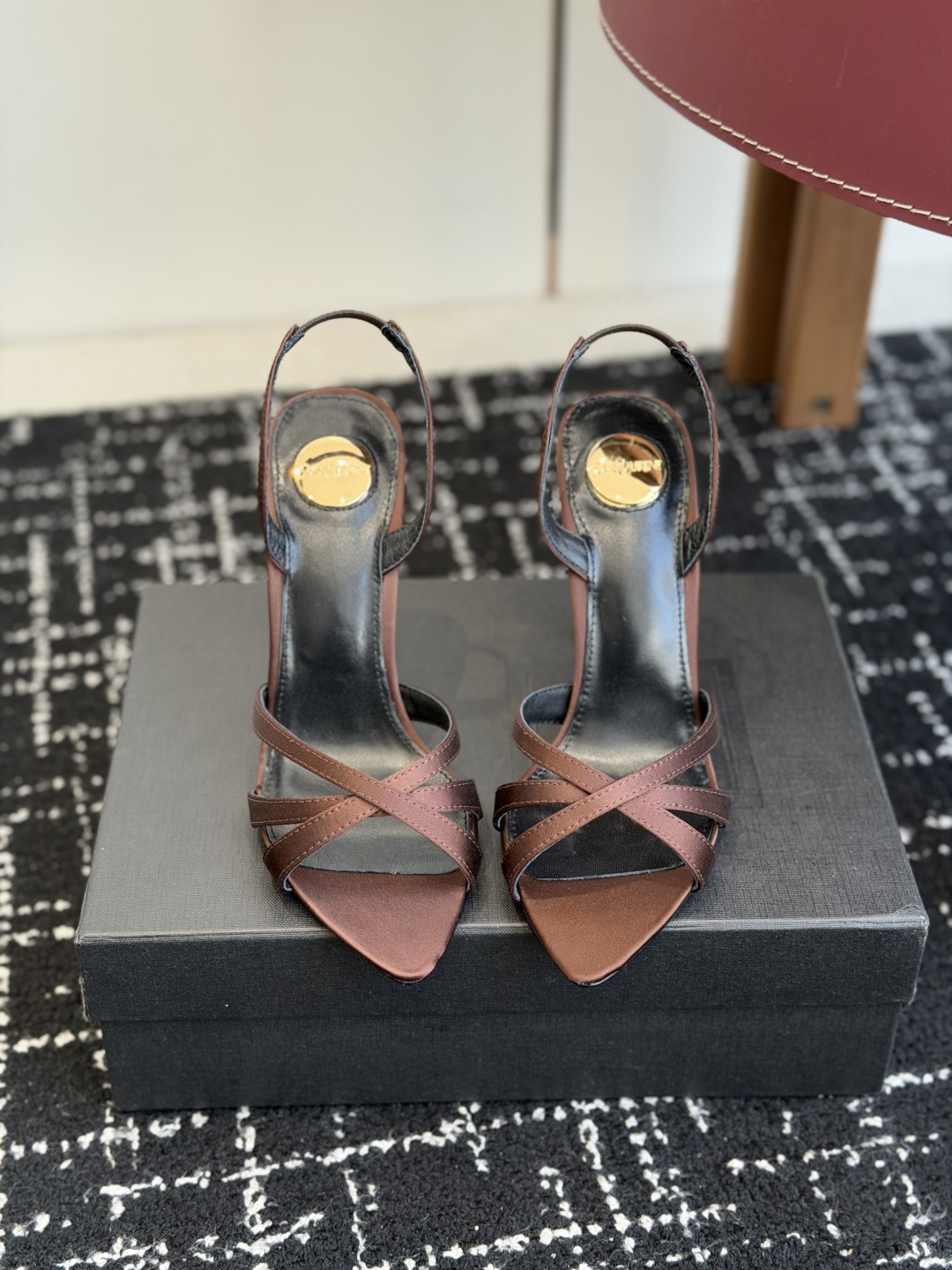 NO:758212,Purchasing-grade YSL-Saint Laurent 2026's latest O stiletto sandals are similar to the classic Opyum heels. The YSL letter Logo heels are matched with pointed toes, and the slim ankle straps can elongate the foot lines. They are currently on the Farfetch official website. Various Internet celebrities have already bought them. Our genuine purchasing agents have come back to reproduce them. The materials are original molded uppers and inner sheepskin.  The heel height is 10cm and made of ultra-high-strength steel. It will not break after passing various high-strength tests (cut and smashed). Original mold opening, genuine leather outsole, Size35-41 (40 41 customized, non-returnable and non-exchangeable), high heels and sandals, saint laurent, saint laurent, saint laurent, sandals, high heels, sheepskin, Leather soles19860909代购级 YSL-圣罗兰Saint Laurent 2026最新推出的 O细高跟 凉鞋 它和经典的 Opyum heels 鞋款类似,YSL字母 Logo 鞋跟搭配尖鞋头,纤细的脚踝绑带将能够拉长脚部线条.目前已上架 Farfetch 官网.各路网红明星已纷纷入手,咱家正品代购回来复刻、材料采用原版开模鞋面 内里羊皮, 跟高10cm 超高强度钢材铸造而成,通过各种高强度测试都不会断跟(掰砍砸),原版开模、真皮大底、 Size35-41（40 41 定做不退不换）,高跟鞋凉鞋,saint laurent,saint laurent,saint laurent,sandals,high heels,sheepskin,Leather soles,Women's Shoes