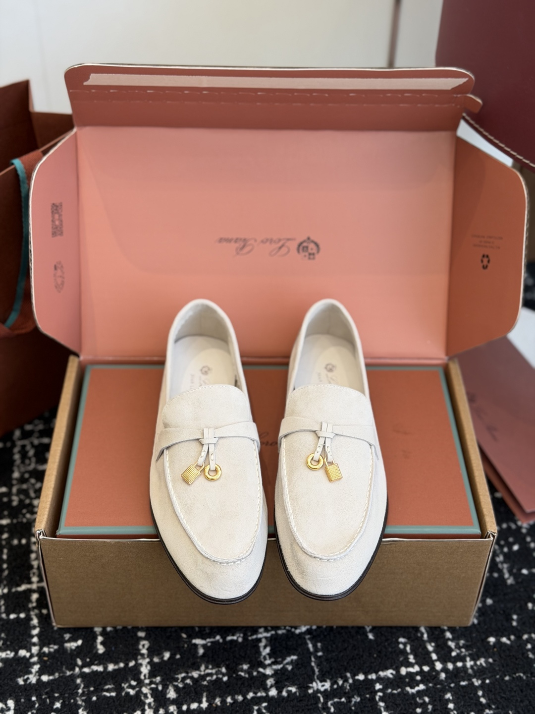 NO:758198,Purchasing grade (official website sync box packaging) 2026 Lp LoroPiana women's ultra-classic loafers, effortless sense of luxury. I have worn LP loafers only 0 and countless times. They are the only ones that do not show off their wealth with logos, but the details are everywhere. The luster of the upper, the smoothness of the shoe shape, the meticulous routing, and the texture of LP can always stand up to a closer look. It is really not easy to get this kind of product!  Friends who know the goods, hurry up and grab it, don’t wait too long!  Don't miss this opportunity!  Low-key yet simple, it is the kind of classic style that will never go out of style. Whether you go out daily or travel, as long as you take it with you, you will have no pressure no matter how far you go. It is really super practical!  Do you particularly like the delicate feeling of bare feet?  Do you also like that low-key and noble temperament?  Then this pair of LoroPian loafers are simply tailor-made for you!  As long as it's the right size for you, it's really a pair for everyone and a must-have!  Look at the toe of this toe. The oval has a bit of a point, which makes it look particularly delicate. Moreover, it is very accommodating. It doesn’t matter the shape of the foot, and anyone who wears it will look slim!  Let’s talk about the fabric. The upper is made of original leather fabric. Compared with the ordinary products on the market, it is simply a world of difference!  The upper is made of custom-made sheep suede. It has a delicate texture, a soft and comfortable fit, and good breathability. It also has a subtle luster, which will show different shades at different angles. It is high-end and practical. The foot feels unparalleled, like stepping on butter. It is soft, tough and elastic. Because it is so easy to wear, many LP customers can't stop buying it. It is definitely a lifelong recommendation!  The inner removable insole has memory foam, which makes the foot feel comfortable and slightly increased in the inside. The sheepskin inner is skin-friendly and does not rub the feet, is breathable and does not smell, is soft and comfortable, and does not scratch the feet. The breathable fiber holes are clear, giving excellent breathability, and the feet are not stuffy even when worn in summer. The soles are made of Italian imported cowhide leather outsole, every detail is extremely fine, the letter patterns are clear and three-dimensional, and the texture is perfect.  At the same time, it has great grip, anti-slip and more individuality, good twisting and rebounding, and comfortable foot feeling, making walking more stable and free. Fabric sheep suede, padding sheepskin outsole, exclusive original light-colored leather outsole Size 35-40 (40 41 customized, non-refundable), loafers, loro piana, loro piana, loafers, cowhide, sheepskin, Leather soles19860909代购级（官网同步盒包装） 2026 Lp LoroPiana 女款超经典乐福鞋, 不费力的高级感穿LP乐福鞋只有0次和无数次, 它是唯一 一个不靠Logo炫富,但细节处处显贵鞋面的光泽感,鞋型的流畅度、走线一丝不苟,LP的质感永远经得起细看. 能拿到这种货真是太不容易了！识货的朋友赶紧抢,手慢无！这机会可不能错过！ 低调又不失简约,是那种经典到永远不会过时的款式.不管你是日常出门,还是出去旅游,只要带上它,走再远的路都毫无压力,真的是超级实用！ 你是不是特别喜欢那种细腻的裸脚感？是不是也喜欢那种低调中透着尊贵的气质？那这双LoroPian乐福鞋,简直就是为你量身定做的！只要有你合适的尺码,那真的是人手一双,必须拿下！ 看这鞋头,椭圆中带着点儿尖,显得特别秀气.而且它的容纳度特别好,不挑脚型,谁穿都显瘦！ 再来说说这面料,鞋面采用的是原厂皮面料,跟市场上那些普通货色比起来, 简直就是天壤之别！鞋面采用定制羊反绒 质感细腻,贴合感柔软舒适,透气性好,它还自带一种微妙光泽,在不同角度下会呈现不同的深浅效果,高级又实穿 脚感舒服到无与伦比,就像踩在黄油上,柔软坚韧又富有弹力,因为实在太好穿, 很多LP的顾客一买就停不下来,绝对是一生推的节奏！ 内里可拆卸鞋垫带记忆泡棉, 脚感舒适,同时微微内增高. 羊皮内里亲肤不磨脚,透气不臭, 软糯舒适不打脚,透气纤维孔清晰, 赋予极好的透气性,即便是夏日穿着也不闷脚. 鞋底采用意大利进口牛皮大底, 每个细节都精细到爆, 字母图案都清晰立体,质感满分 同时抓地力大,防滑更显个性,曲折回弹性好,同时脚感舒适没话说,行走更加稳健自如. 面料羊反绒 垫脚羊皮 大底独家原版浅色真皮大底 Size35-40（40 41订做不退换）,乐福鞋,loro piana,loro piana,loafers,cowhide,sheepskin,Leather soles,Women's Shoes