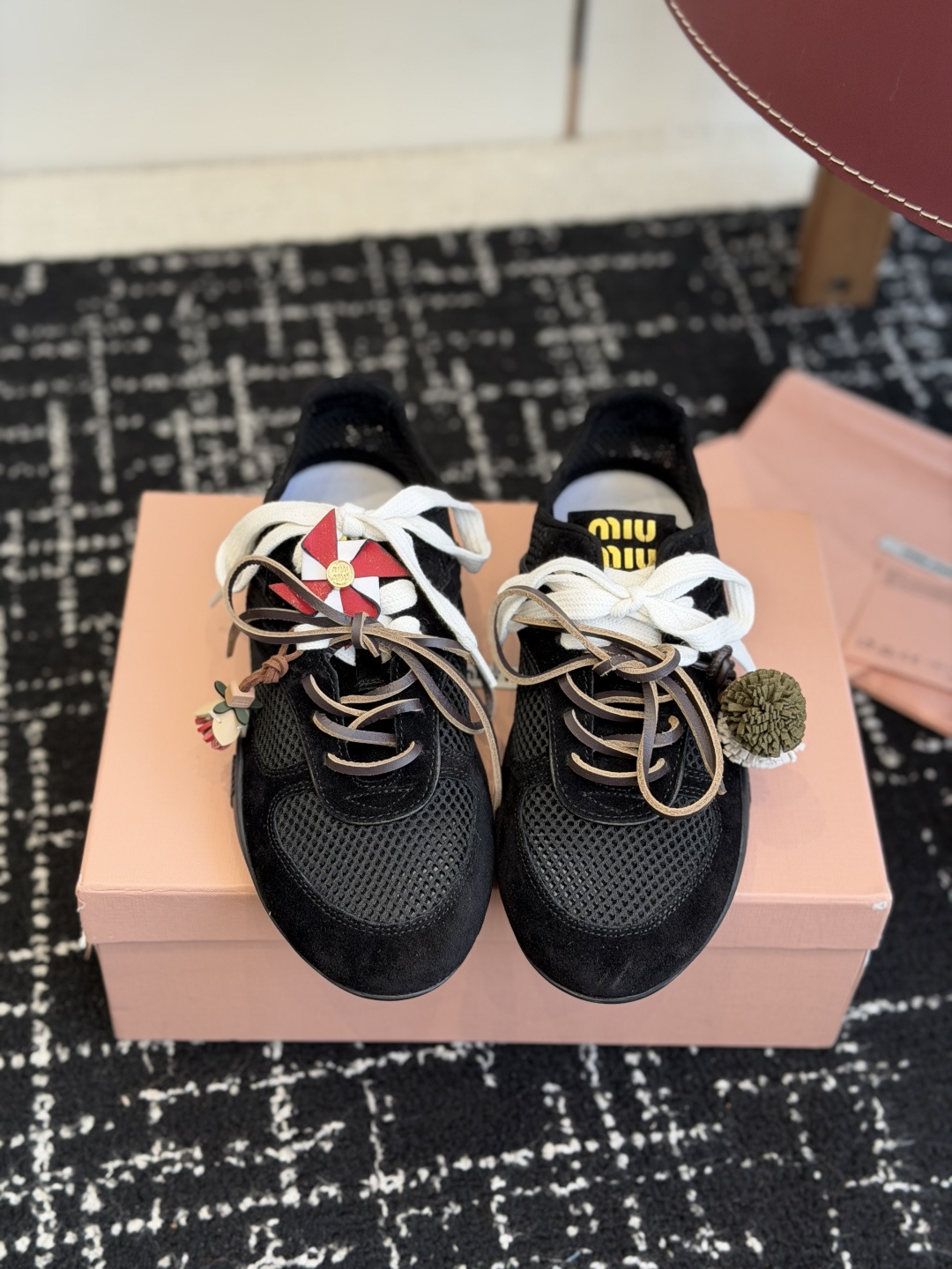 NO:759381,Purchasing grade Miu Miu 26ss new color spring and summer new catwalk Miu Miu couple model Mary Jane moral training casual shoes show craftsmanship from Miu Miu series details close-up the new season's trend element 1 collide with the beloved concept of the moment, multi-faceted, convey modern style~ looks good no matter how you wear it, this summer's fashionista favorite does not look very comfortable and is super comfortable on the feet. The fabric is imported, breathable mesh, original lining, outsole, original sole  Size#Female 35-40 (40 is custom-made and cannot be returned or exchanged), casual shoes/sports shoes, miumiu, mary jane, sneakers19860909代购级 Miu Miu 26ss 新色 春夏新款走秀MiuMiu 情侣款 玛丽珍款德训 休闲鞋 秀场工艺来自Miu Miu系列的细节特写 新季的潮流要素一 与此刻挚爱的概念,多元对撞,传达现代风格~ 怎么穿都好看今夏时髦精最爱 看起来不怎么舒服 上脚超级舒服 面料进口对版透气网布 内里原版内里 大底原版鞋底 Size#女35-40（40订做不退换）,休闲鞋/运动鞋,miumiu,mary jane,sneakers,Women's Shoes