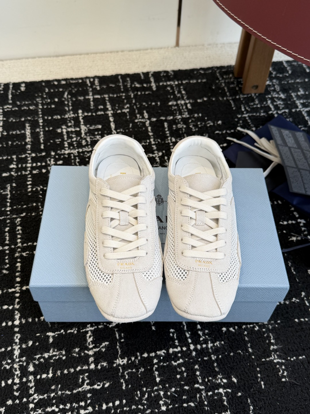 NO:759385,Purchasing agent level Prada Pjia 26ssfw new new lace-up casual shoes ballet shoes moral training shoes low-key luxury lazy shoes, the best choice for the rich!  The soft rubber sole is known as the feeling of stepping on clouds ~ 100% comfort. The upper is made of fine material, and the shoe shape is full of wrapping, soft and textured!  Full of high-end feel!  Upper: cowhide plus original molded mesh; lining: sheepskin+cloth; sole: TPU non-slip outsole; Size 35-39 (customized for 40, non-returnable), casual shoes/sports shoes, prada, prada, sneakers, sheepskin19860909代购级 Prada普拉达 P家26ssfw new新款系带休闲鞋芭蕾舞鞋 德训鞋 低调奢华懒人鞋,富人的不二选择！ 软 胶底素有踩云感之称～舒适度百分百 细腻材质鞋面,鞋型包裹感十足,柔和而有质感！高级感满满！ 鞋面 牛绒加原版开模网布 内里 羊皮+布 鞋底tpu防滑大底 Size 35-39（40定制不退换）,休闲鞋/运动鞋,prada,prada,sneakers,sheepskin,Women's Shoes