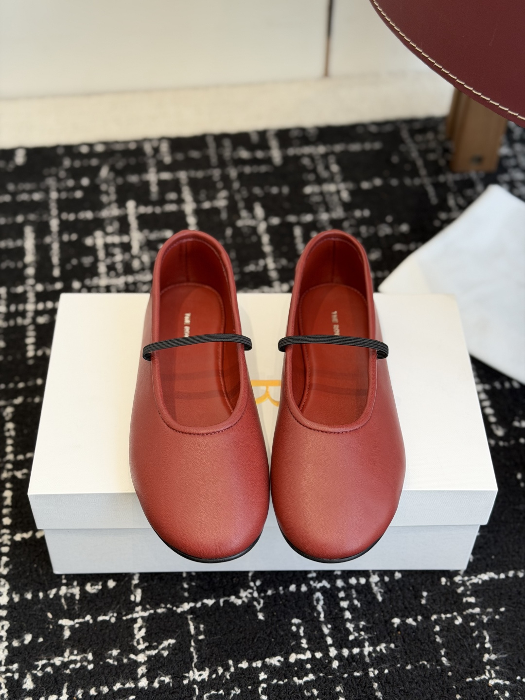 NO:759371,Dongguan purchasing agent The row's new ballet shoes are made without linings. They are super soft and easy to wear. They will never scratch your feet. The row's unique minimalist design and fresh and refined style are unforgettable. Fabric Grade A imported sheepskin Foot padding sheepskin Italian high density Italian genuine leather outsole non-slip rubber injection molding Size#35-40 (40 orders are not returned or exchanged), ballet shoes, sheepskin, Leather soles19860909东莞代购级 The row 新款芭蕾舞鞋无内里做法,超级超级的柔软好穿,绝对不会磨脚的一款鞋子 the row独特的极简设计、款式清新脱俗,让人过目不忘. 面料A级进口羊皮 垫脚羊皮 意大利高密度 意大利真皮大底防滑橡胶注塑 Size#35-40（40订做不退换）,芭蕾舞鞋,sheepskin,Leather soles,Women's Shoes