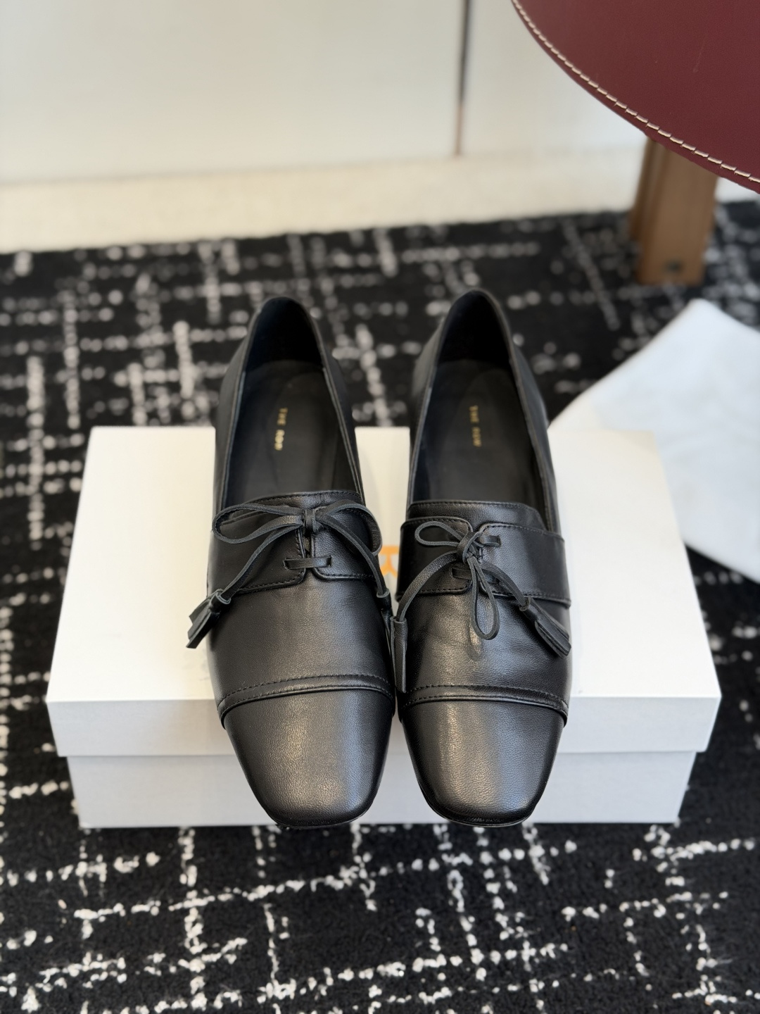 NO:759376,Dongguan Purchasing Level The Row 26ss Spring and Summer New Style Square Toe Small Thick Heel Minimalist Loafer Deep Mouth Single Shoe This is an improvement on the row classic model, the foot feels much more comfortable, the sole of the foot is visually wider, more relaxed, and more friendly to wide feet!  Instagram bloggers have the most outfits!  Sure enough, it has to be Therow, which is very nice and comfortable. I took a look and confirmed that I really like it. The upper is imported calf leather, sheepskin foot pads, and the outsole is original open-molded Italian genuine leather outsole with non-slip rubber injection molding. Size #35-41 (40 and 41 are customized and non-returnable), loafers, loafers, cowhide, sheepskin, Leather soles19860909东莞代购级 The Row 26ss 春夏新款 方头 小粗跟 极简乐福鞋 深口单鞋 这款是row经典款的改良,脚感会舒适不少,脚掌视觉上加宽了,更具松弛感,对宽脚越加友好！ ins博主穿搭最多！果真松弛感还得是 Therow,很好看心 舒适度都很好 看了一眼 确认很喜欢的那种. 鞋面进口胎牛皮 羊皮垫脚 大底原版开模意大利真皮大底防滑橡胶注塑 Size#35-41（40 41定制不退换）,乐福鞋,loafers,cowhide,sheepskin,Leather soles,Women's Shoes