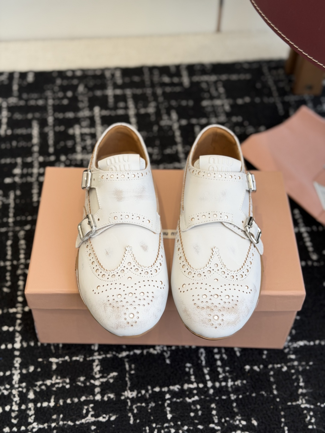 NO:759366,Purchasing agent Miu Miu 26ss Miu Miu's new spring and summer catwalk model Brogue carved buckle Loaf moral training shoes Retro casual sports shoes Based on classic retro shoe styles Textured leather outlines smooth lines Retro outline metal buckles and shoelace design are cleverly integrated to break the rules and inject an uninhibited soul into the whole. Every step takes a casual and fashionable attitude. With the concept you love at the moment, multiple collisions convey modern style~  Looks good no matter how you wear it. This summer’s fashionista’s favorite. Super comfortable on the feet. Imported polished cowhide leather for the upper. Sheepskin lining for the feet. Original molded rubber outsole for the sole. Size35-39 (40.41 custom-made and non-returnable), loafers, miumiu, loafers, sneakers, cowhide, sheepskin.19860909代购级 Miu Miu 26ss 缪缪春夏新款走秀款 布洛克雕花搭扣 乐福鞋款德训鞋 复古休闲运动鞋 以经典复古鞋型为蓝本 质感皮革勾勒流畅线条 复古轮廓金属扣与鞋带设计巧妙融合 打破常规 为整体注入不羁灵魂 每一步都踏出随性又时髦的态度. 与此刻挚爱的概念,多元对撞,传达现代风格~ 怎么穿都好看今夏时髦精最爱 上脚超级舒服 鞋面进口擦色牛皮 内里垫脚羊皮 鞋底原版开模橡胶大底 Size35-39（40.41定做不退换）,乐福鞋,miumiu,loafers,sneakers,cowhide,sheepskin,Women's Shoes