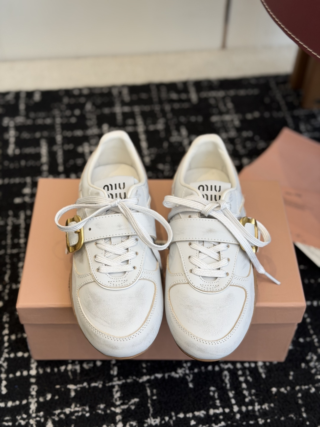 NO:759360,Purchasing level Miu Miu 26ss Miu Miu's new spring and summer catwalk model Brogue carved buckle Dexun shoes Retro casual sports shoes Based on classic retro shoe styles Textured leather outlines smooth lines Retro outline metal buckles and shoelace design are cleverly integrated to break the rules and inject an uninhibited soul into the whole. Every step takes a casual and fashionable attitude. With the concept you love at the moment, diverse collisions convey modern style~ Look good no matter what you wear, this summer's favorite fashionista  The upper foot is super comfortable. The upper is imported polished cowhide. The inner lining is sheepskin. The sole is original molded rubber outsole. Size35-39 (40.41 custom-made and non-refundable), casual shoes/sports shoes, miumiu, sneakers, cowhide, sheepskin19860909代购级 Miu Miu 26ss 缪缪春夏新款走秀款 布洛克雕花搭扣 德训鞋 复古休闲运动鞋 以经典复古鞋型为蓝本 质感皮革勾勒流畅线条 复古轮廓金属扣与鞋带设计巧妙融合 打破常规 为整体注入不羁灵魂 每一步都踏出随性又时髦的态度. 与此刻挚爱的概念,多元对撞,传达现代风格~ 怎么穿都好看今夏时髦精最爱 上脚超级舒服 鞋面进口擦色牛皮 内里垫脚羊皮 鞋底原版开模橡胶大底 Size35-39（40.41定做不退换）,休闲鞋/运动鞋,miumiu,sneakers,cowhide,sheepskin,Women's Shoes