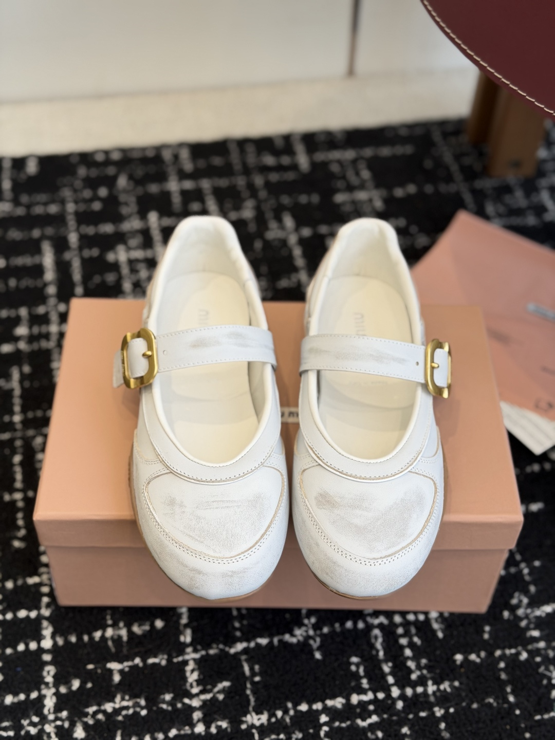 NO:759354,Purchasing-grade Miu Miu 26ss Miu Miu's new spring and summer catwalk style Brogue carved buckle Mary Jane De training shoes Retro casual sports shoes Based on classic retro shoe styles Textured leather outlines smooth lines Retro outline metal buckles and shoelace design are cleverly integrated to break the rules and inject an uninhibited soul into the whole. Every step takes a casual and fashionable attitude. With the concept you love at the moment, diverse collisions convey modern style~  It looks good no matter how you wear it. This summer’s fashionista’s favorite is super comfortable on the feet. The upper is imported polished cowhide, the lining is sheepskin, and the sole is original molded rubber outsole. Size35-39 (40.41 custom-made, non-refundable), Mary Jane, miumiu, mary jane, sneakers, cowhide, sheepskin19860909代购级 Miu Miu 26ss 缪缪春夏新款走秀款 布洛克雕花搭扣 玛丽珍德训鞋 复古休闲运动鞋 以经典复古鞋型为蓝本 质感皮革勾勒流畅线条 复古轮廓金属扣与鞋带设计巧妙融合 打破常规 为整体注入不羁灵魂 每一步都踏出随性又时髦的态度. 与此刻挚爱的概念,多元对撞,传达现代风格~ 怎么穿都好看今夏时髦精最爱 上脚超级舒服 鞋面进口擦色牛皮 内里垫脚羊皮 鞋底原版开模橡胶大底 Size35-39（40.41定做不退换）,玛丽珍,miumiu,mary jane,sneakers,cowhide,sheepskin,Women's Shoes