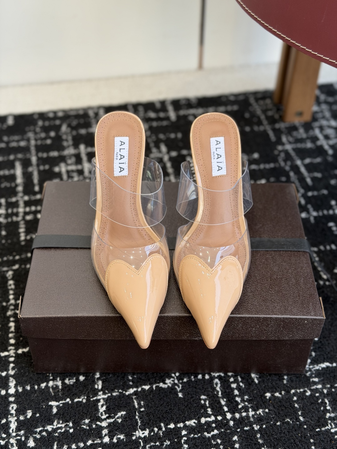 NO:759343,Purchasing agent ALAIA 26ss spring and summer new style pointed toe wedge high heel slippers sandals This wedge heel mules, pointed toe design, with a unique cube heel, made of imported calf patent leather PVC. Decorated with elastic heel straps to easily create a fashionable and modern feel. The upper is made of imported custom PVC imported calf leather patent leather, the lining is sheepskin, and the original molded Italian leather outsole  Heel height 6.5cm 10cm Size: 35-41 (40.41 customized, non-refundable), high heels and slippers, alaia, sandals, high heels, slippers, cowhide, sheepskin, Leather soles19860909代购级 ALAIA阿莱亚 26ss 春夏新款 尖头 坡跟高跟 拖鞋 凉鞋 这款坡跟穆勒鞋,尖头设计,搭配别具一格的立方体鞋跟,采用胎牛漆皮进口Pvc制成.饰以弹性后跟饰带.轻松营造时尚摩登之感. 鞋面采用进口定制PVC进口胎牛皮 漆皮 内里垫脚羊皮,原版开模意大利真皮大底 跟高6.5cm 10cm Size:35-41（40.41定做不退换）,高跟鞋拖鞋,alaia,sandals,high heels,slippers,cowhide,sheepskin,Leather soles,Women's Shoes