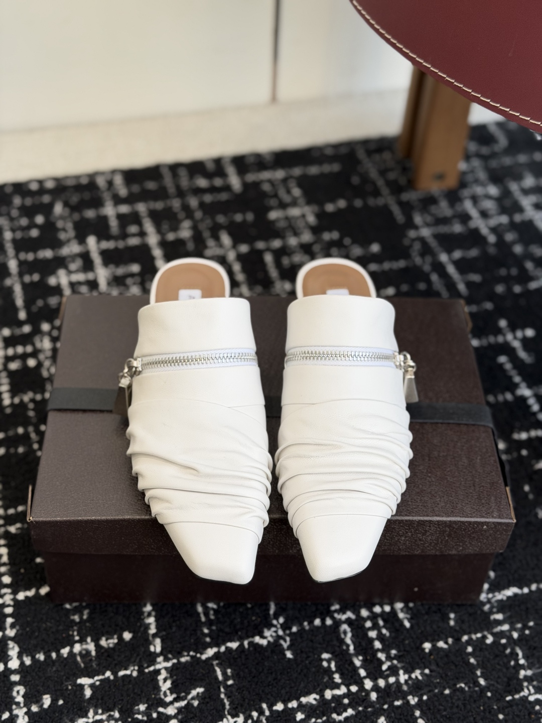 NO:759338,Purchasing agent level Alaia 26ss spring and summer flat Mule slippers half slippers Baotou slippers A very popular Baotou slipper popularized by Zhang Xiaohui, romantic and charming, comfortable and versatile Original customized imported cowhide Sheepskin lining, original molded Italian genuine leather Size35-41 (40 41 customized non-returnable), half drag, alaia, slippers, cowhide, sheepskin19860909代购级 Alaia 26ss 春夏 平底穆勒拖鞋 半拖 包头拖 被章小蕙带火的人气超高的一款包头拖鞋,浪漫又迷人 舒适百搭 原版定制进口牛皮 羊皮内里,原版开模意大利真皮 Size35-41（40 41订做不退换）,半拖,alaia,slippers,cowhide,sheepskin,Women's Shoes