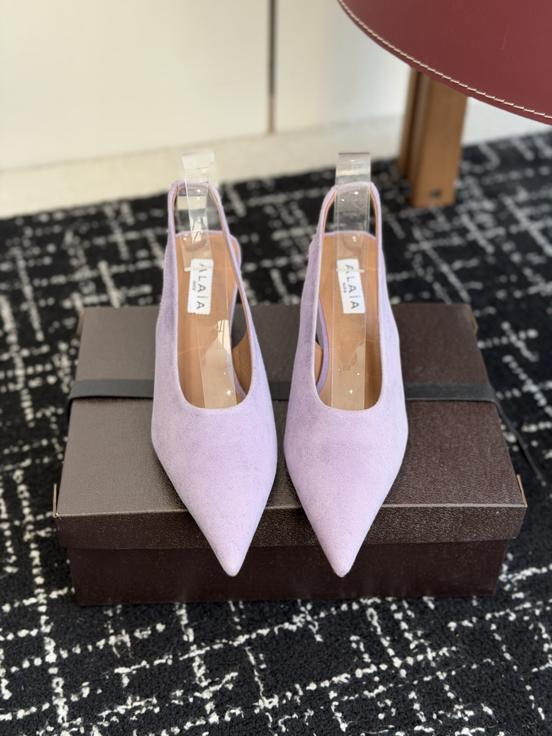 NO:759661,Purchasing agent ALAIA 26ss spring and summer new style pointed toe wedge high heel slippers sandals This wedge mules shoe has a pointed toe design and a unique cube heel. It is made of imported silk. Decorated with elastic heel straps, it easily creates a fashionable and modern feel. The upper is made of imported silk, the lining is sheepskin, and the original open-molded Italian leather outsole has a heel height of 6.5cm.  Size: 35-41 (40.41 customized, non-refundable), high heels and sandals, alaia, sandals, high heels, slippers, sheepskin, real silk, Leather soles19860909代购级 ALAIA阿莱亚 26ss 春夏新款 尖头 坡跟高跟 拖鞋 凉鞋 这款坡跟穆勒鞋,尖头设计,搭配别具一格的立方体鞋跟,采用进口真丝 制成.饰以弹性后跟饰带.轻松营造时尚摩登之感. 鞋面采用进口真丝 内里垫脚羊皮,原版开模意大利真皮大底 跟高6.5cm Size:35-41（40.41定做不退换）,高跟鞋凉鞋,alaia,sandals,high heels,slippers,sheepskin,real silk,Leather soles,Women's Shoes