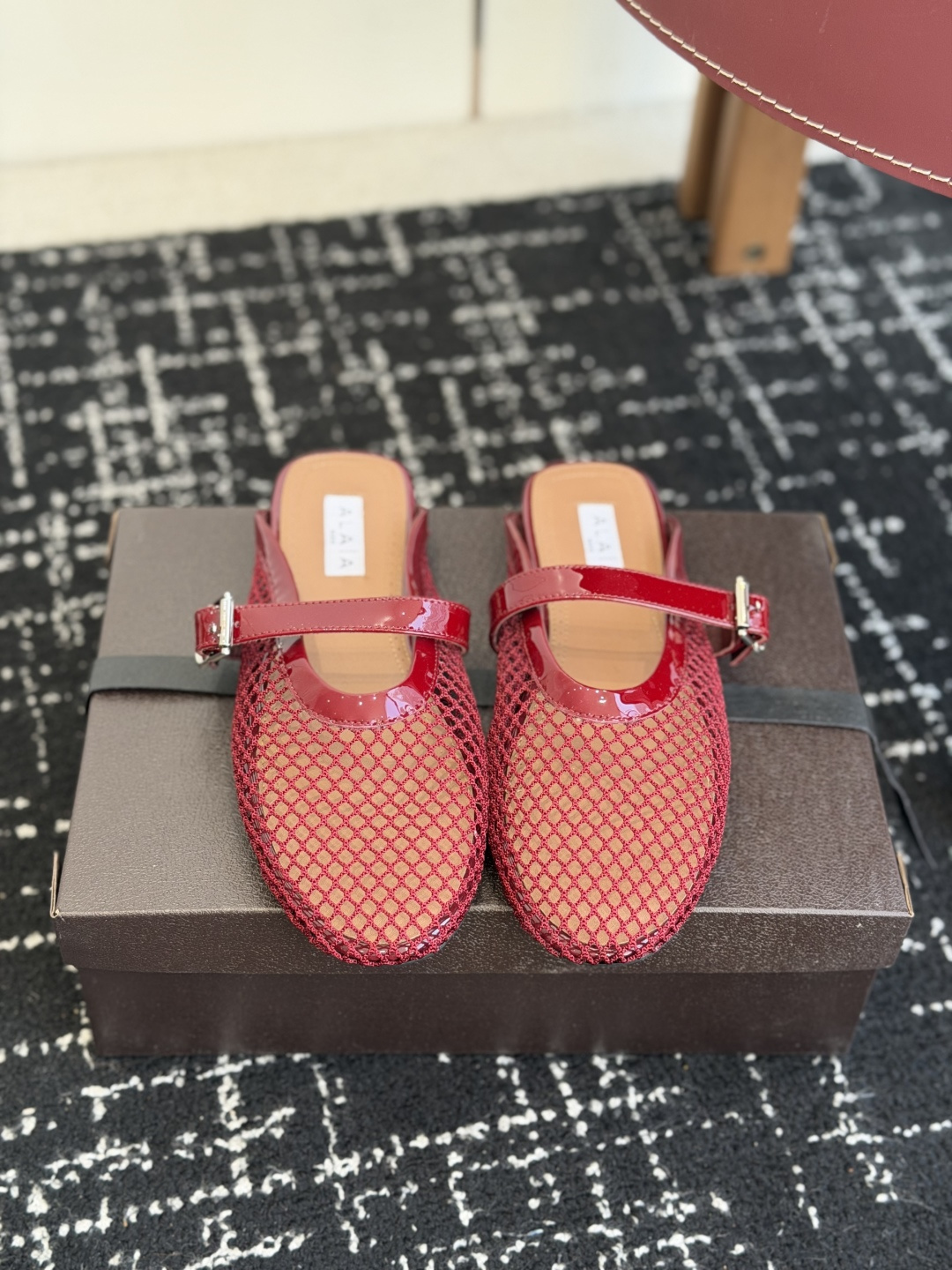 NO:759645,Purchasing agent level ALAIA 26ss spring and summer top fishnet shoes and half slippers sandals. The upper is decorated with buckle straps, round toe shape, and rubber soles, bringing a soft and comfortable wearing experience. It is light and elegant, luxurious and eye-catching. The looming hazy feeling ~ the most beautiful fishnet shoes are on Alaia. They are extremely soft and easy to wear. The shoe shape is good for wrapping, fashionable and elegant, invincible and versatile. You can choose skirts and trousers.  There is more than one style of ballet elements that are loose, elegant, and very feminine. The combination of rigidity and softness, elegance and power is the best way to open ballet shoes. The upper is made of original imported patent leather, original molded mesh, inner sheepskin, and original molded rubber outsole Size: 35-39 (40.41  Customized (non-returnable), semi-trailers, alaia, sandals, slippers, skirts, sheepskin19860909代购级 ALAIA阿莱亚 26ss 春夏 面渔网鞋半拖鞋 凉鞋 鞋面饰以带扣饰带,圆头造型,搭配橡胶鞋底,带来柔软舒适的穿着体验.淡然优雅,奢华吸睛. 若隐若现的朦胧感～最美渔网鞋就在 Alaia 上脚巨软巨好穿 鞋型包裹性好 时尚优雅 无敌百搭 裙装裤装任你挑 松弛感、优雅感、拿捏的死死的 女性气质十足的芭蕾元素可不只一种风格,刚柔并济,既优雅又有力量,才是芭蕾舞鞋最好的打开方式. 鞋面采用原版进口漆皮 原版开模网面 内里垫脚羊皮,鞋底原版开模橡胶大底 Size:35-39（40.41 定做不退换）,半拖,alaia,sandals,slippers,skirts,sheepskin,Women's Shoes