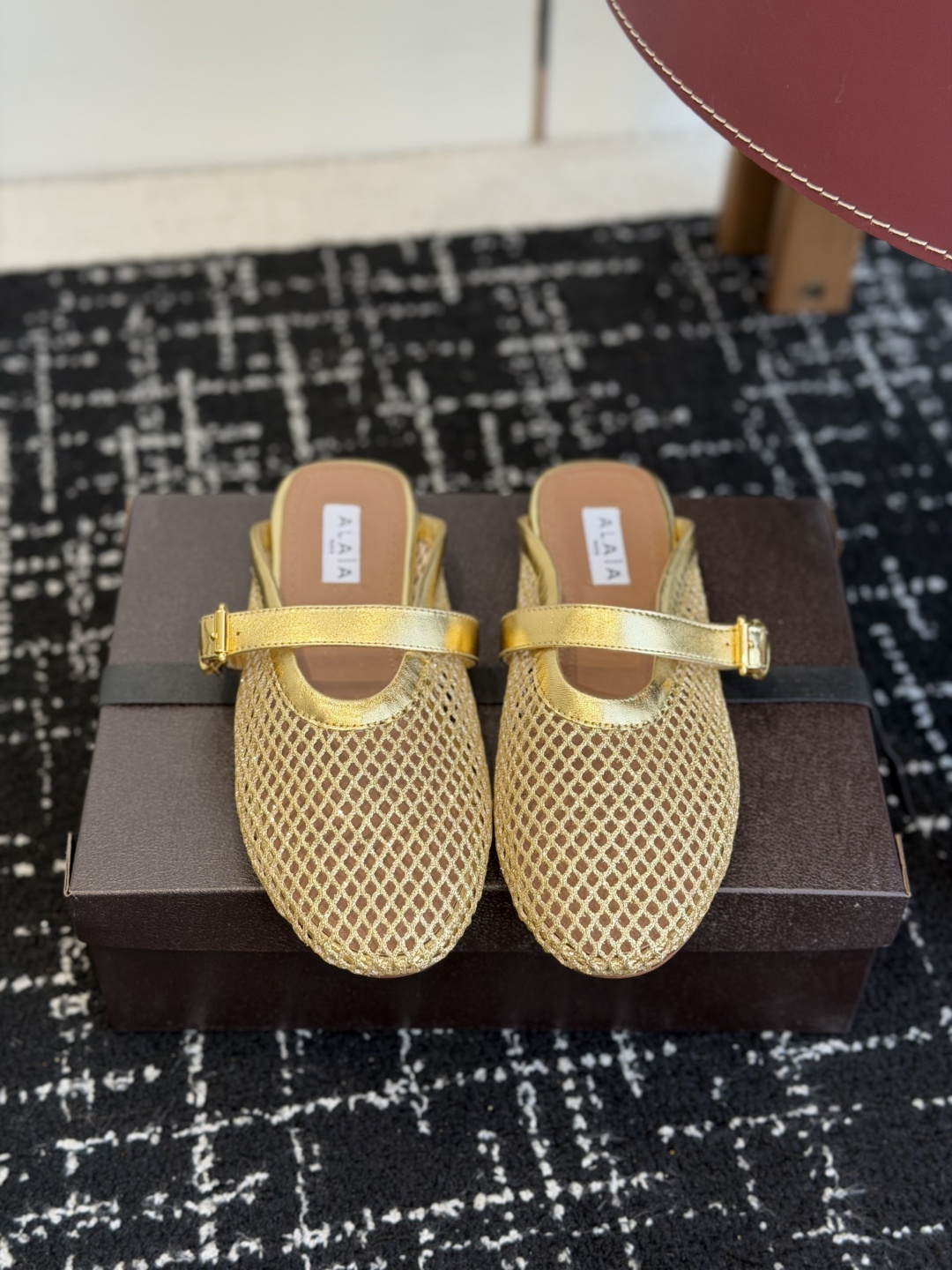 NO:759653,Purchasing-grade ALAIA French crystal diamond-faced fishnet shoes and half slippers. The upper is decorated with buckle straps, round toe shape, and rubber soles, bringing a soft and comfortable wearing experience. Made of fishnet fabric and suede goatskin, embellished with crystals, it is light and elegant, luxurious and eye-catching. There is a vague sense of hazy ~ The most beautiful fishnet shoes are on Alaia. They are super soft and easy to wear. The shoe shape is good in wrapping, fashionable and elegant, invincible and versatile.  Skirts and trousers are yours to choose. They are loose, elegant, and very feminine. There is more than one style of ballet elements. A combination of rigidity and softness, elegance and strength, is the best way to open ballet shoes. The upper is made of original imported sheep leather/original customized crystal diamonds, the lining is sheepskin, and the sole is original molded rubber outsole Size: 35-39 (40.41  Customized (non-refundable), semi-trailers, alaia, slippers, skirts, sheepskin, sheep19860909代购级 ALAIA阿莱亚法式水晶钻面渔网鞋半拖鞋 鞋面饰以带扣饰带,圆头造型,搭配橡胶鞋底,带来柔软舒适的穿着体验.由渔网面料和绒面山羊皮精制而成,缀以水晶,淡然优雅,奢华吸睛. 若隐若现的朦胧感～最美渔网鞋就在 Alaia 上脚巨软巨好穿 鞋型包裹性好 时尚优雅 无敌百搭 裙装裤装任你挑 松弛感、优雅感、拿捏的死死的 女性气质十足的芭蕾元素可不只一种风格,刚柔并济,既优雅又有力量,才是芭蕾舞鞋最好的打开方式. 鞋面采用原版进口羊京皮/原版定制水晶钻,内里垫脚羊皮,鞋底原版开模橡胶大底 Size:35-39（40.41 定做不退换）,半拖,alaia,slippers,skirts,sheepskin,sheep,Women's Shoes