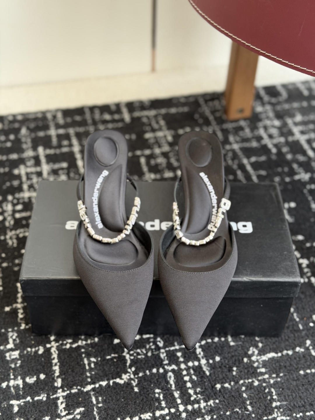 NO:759638,Dongguan purchasing agent Alexander Wang high heels ladies slippers sandals luxury Alexander Wang, original 1:1 material, concave and convex massaging insole with rubber injection logo, with the latest pointed toe + high elastic injection molding material, the perfect match for the queen!  The sandals with rhinestones and metal diamond buckles are really beautiful. They surpass several kitten heels in my heart. The position is just right for showing your toes. They are really sexy~ The letter logo design is very special!  Original imported rhinestone chain, original soft fabric (soft and delicate), super stable and easy to control!  Shoe upper Shantung silk, lining imported sheepskin, foot pads imported satin, heel height 6.5cm, sole original imported Italian through-dyed genuine leather outsole Size35-39, half-slip high heels, alexander wang, sandals, high heels, slippers, sheepskin, silk fabric, Leather soles19860909东莞代购级 大王Alexander *Wang亚历山大王 高跟鞋女士拖鞋 凉鞋 奢侈品Alexande* Wang,原版1:1的材料 凹凸感带按摩的鞋垫配上注胶 Logo 搭配最潮尖头+高弹注塑材质,女王的绝佳搭配！ 水钻+金属钻扣凉拖鞋,美是真的美,超越了心里好几款小猫跟,位置刚好可以露脚趾 真的很sexy～字母logo设计很特别！原厂进口水钻链条,原厂柔软织物面料（柔软细腻）超级稳,很好驾驭！ 鞋面山东绸,内里进口羊皮 垫脚进口绸缎 跟高6.5cm 鞋底原版意大利进口透染真皮大底 Size35-39,半拖高跟鞋,alexander wang,sandals,high heels,slippers,sheepskin,silk fabric,Leather soles,Women's Shoes