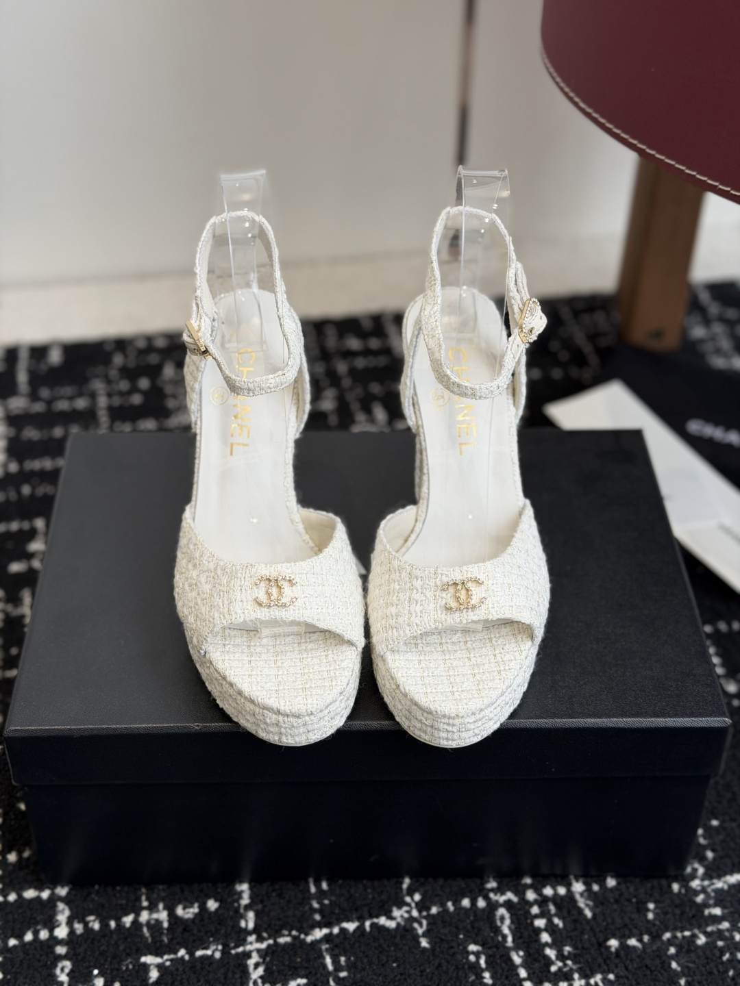 NO:759623,Purchasing-grade chanel Xiaoxiang 26ss latest catwalk fashion water platform high-heeled shoes, top quality, light luxury but not tiring, can be matched with spring and summer clothing, highlighting texture and taste, simple yet luxurious appearance, even if it is just a sandal, it is definitely a must-have pair in the summer shoe cabinet. Imported sheepskin upper/imported suede, imported sheepskin lining, outsole Italian leather outsole Size #35-40 (40.41  Customized (non-refundable), sandals, chanel, sandals, high heels, sheepskin, Leather soles19860909代购级 chanel 小香 26ss最新走秀时装 水台高跟鞋 顶级品质 轻奢而不累脚、上脚可随意搭配春夏的服饰、更加彰显质感和品味、简约中带奢华的外观、哪怕只是一款凉鞋 绝对是要在夏日鞋柜必备双 鞋面进口羊皮/进口绒面 内里进口羊皮内里 大底意大利真皮大底 Size#35-40（40.41 订做不退换）,凉鞋,chanel,sandals,high heels,sheepskin,Leather soles,Women's Shoes