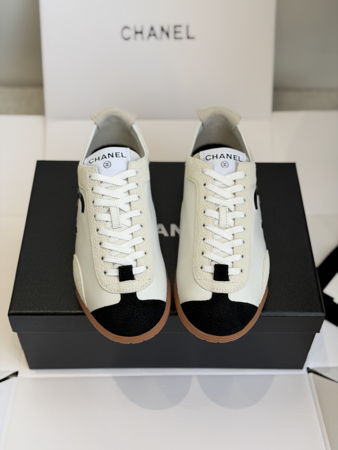 NO:759652,Dongguan purchasing agent level (please note the version when placing an order) Chanel26p's latest moral training shoes, black and white panda, paired with CHANEL moral training shoes. This pair of Chanel moral training shoes welds elegance and casualness together in black and white + iconic double C. The raw rubber sole comes with a retro filter. Whether it is worn with jeans or a small skirt, it can easily be worn with an effortless sense of luxury. At first sight, I was struck by its appearance.  The black and white color combination is classic and eye-catching, and the iconic double C logo is low-key and eye-catching, which instantly enhances the recognition of the entire pair of shoes. The delicate leather texture, coupled with neat wiring, every detail reveals the exquisiteness and style of Chanel. The most unique thing is the rubber outsole with a retro caramel filter, which not only neutralizes the coolness of the black and white color matching, but also adds a bit of lazy and casual tone to the whole pair of shoes. It is really delicious on the feet!  Upper imported from Italy calfskin, lining lambskin, outsole rubber outsole Size 35-40 (40 custom made, non-returnable) (Official website sync box packaging), casual shoes/sports shoes, chanel, chanel, sneakers, skirts, jeans, cowhide, sheepskin19860909东莞代购级（下单备注版本） Chanel26p最新款德训鞋黑白熊猫配 CHANEL德训鞋 香奈儿这双德训鞋,把优雅和随性焊在了一起黑白双拼+标志性双C, 生胶底自带复古滤镜, 不管是配牛仔裤还是小裙子, 都能轻松穿出毫不费力的高级感 第一眼就被它的颜值戳中了心巴 黑白双拼的配色经典又耐看,标志性的双C logo低调又醒目,瞬间提升了整双鞋的辨识度.细腻的皮革质感,加上工整的走线,每一处细节都透着香奈儿的精致与格调. 最绝的是那圈生胶大底,自带复古焦糖滤镜,不仅中和了黑白配色的清冷感,还让整双鞋多了几分慵懒随性的腔调,上脚真的太有味道了！ 鞋面意大利进口小牛皮 内里小羊皮 大底生胶底 Size35-40（40订做不退换）（官网同步盒包装）,休闲鞋/运动鞋,chanel,chanel,sneakers,skirts,jeans,cowhide,sheepskin,Women's Shoes