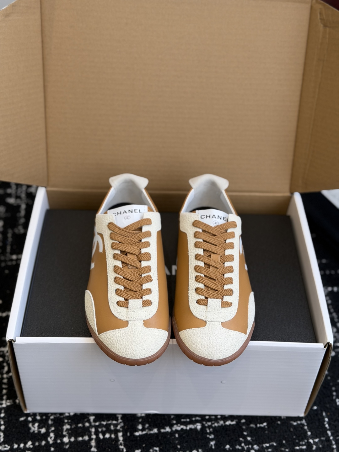 NO:759617,Guangzhou purchasing agent level (please note the version when placing an order) Chanel26p's latest De Xun shoes, black and white panda, paired with CHANEL De Xun shoes. This pair of Chanel De Xun shoes combines elegance and casualness with black and white combination + iconic double C. The rubber sole comes with a retro filter. Whether it is worn with jeans or a small skirt, it can easily be worn with an effortless sense of luxury. At first sight, I was struck by its appearance.  The black and white color combination is classic and eye-catching, and the iconic double C logo is low-key and eye-catching, which instantly enhances the recognition of the entire pair of shoes. The delicate leather texture, coupled with neat wiring, every detail reveals the exquisiteness and style of Chanel. The most unique thing is the rubber outsole with a retro caramel filter, which not only neutralizes the coolness of the black and white color matching, but also adds a bit of lazy and casual tone to the whole pair of shoes. It is really delicious on the feet!  Upper imported from Italy calfskin, lining lambskin, outsole rubber outsole Size 35-40 (40 custom made, non-returnable) (Official website sync box packaging), casual shoes/sports shoes, chanel, chanel, sneakers, skirts, jeans, cowhide, sheepskin19860909广州代购级（下单备注版本） Chanel26p最新款德训鞋黑白熊猫配 CHANEL德训鞋 香奈儿这双德训鞋,把优雅和随性焊在了一起黑白双拼+标志性双C, 生胶底自带复古滤镜, 不管是配牛仔裤还是小裙子, 都能轻松穿出毫不费力的高级感 第一眼就被它的颜值戳中了心巴 黑白双拼的配色经典又耐看,标志性的双C logo低调又醒目,瞬间提升了整双鞋的辨识度.细腻的皮革质感,加上工整的走线,每一处细节都透着香奈儿的精致与格调. 最绝的是那圈生胶大底,自带复古焦糖滤镜,不仅中和了黑白配色的清冷感,还让整双鞋多了几分慵懒随性的腔调,上脚真的太有味道了！ 鞋面意大利进口小牛皮 内里小羊皮 大底生胶底 Size35-40（40订做不退换）（官网同步盒包装）,休闲鞋/运动鞋,chanel,chanel,sneakers,skirts,jeans,cowhide,sheepskin,Women's Shoes